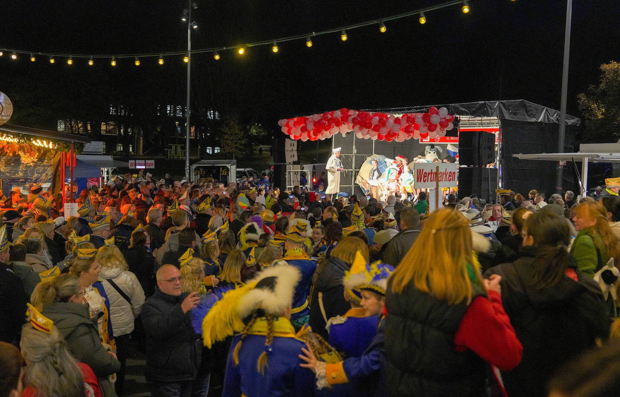 Über 2000 Jecke waren am 11.11. zum Sonnenhausplatz gekommen, um den Start in die...