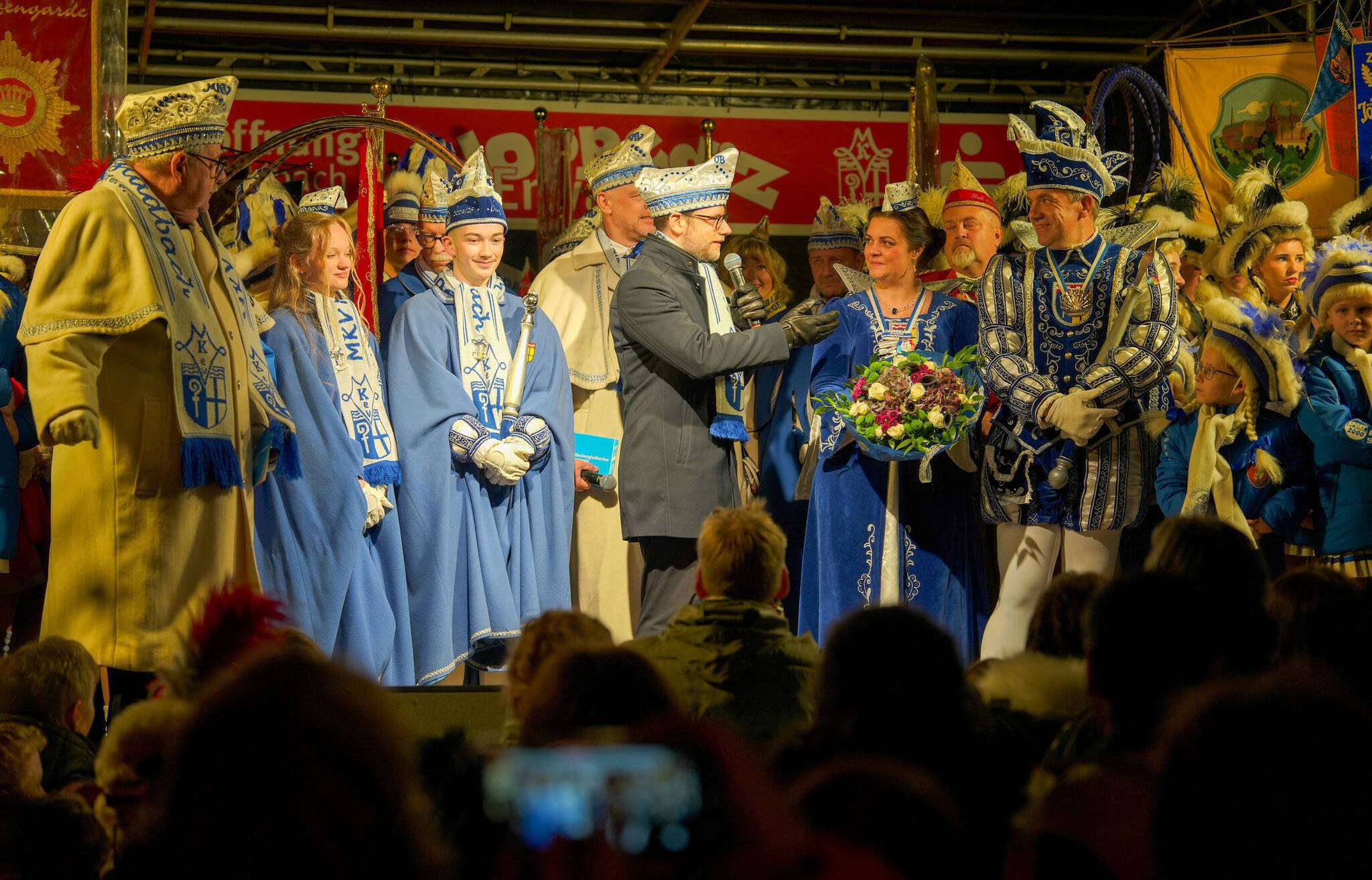 Auch Oberbürgermeister Felix Heinrichs richtet Worte des Dankes an die närrischen...