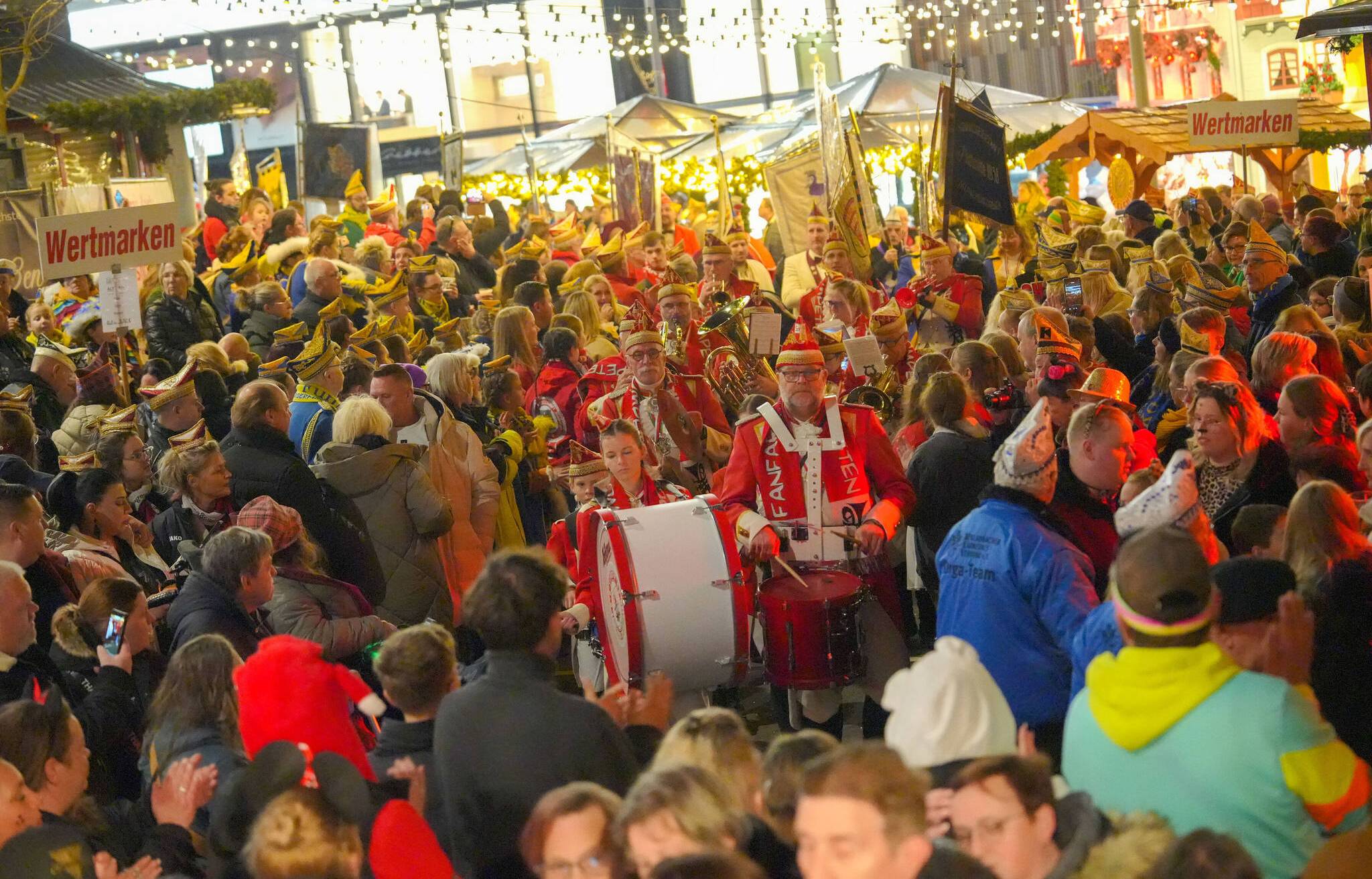 Einmarsch der Karnevalsgesellschaften mit ihren Standarten und der Prinzengarden aus...