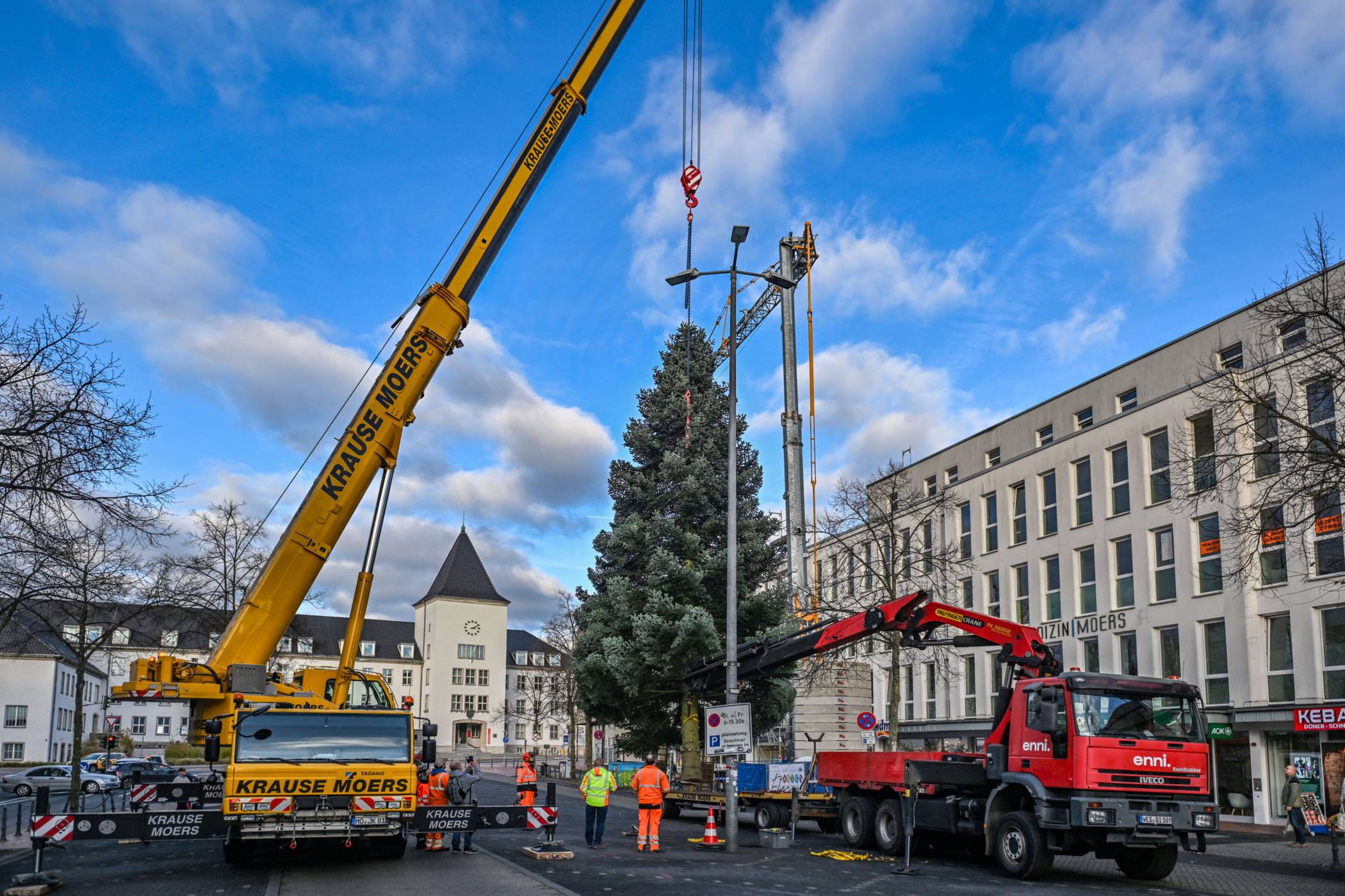  Die Enni und die Firma Krause haben gestern eine alte Tradition gepflegt und den „Bürgerbaum“ auf dem Neumarkt aufgestellt. 