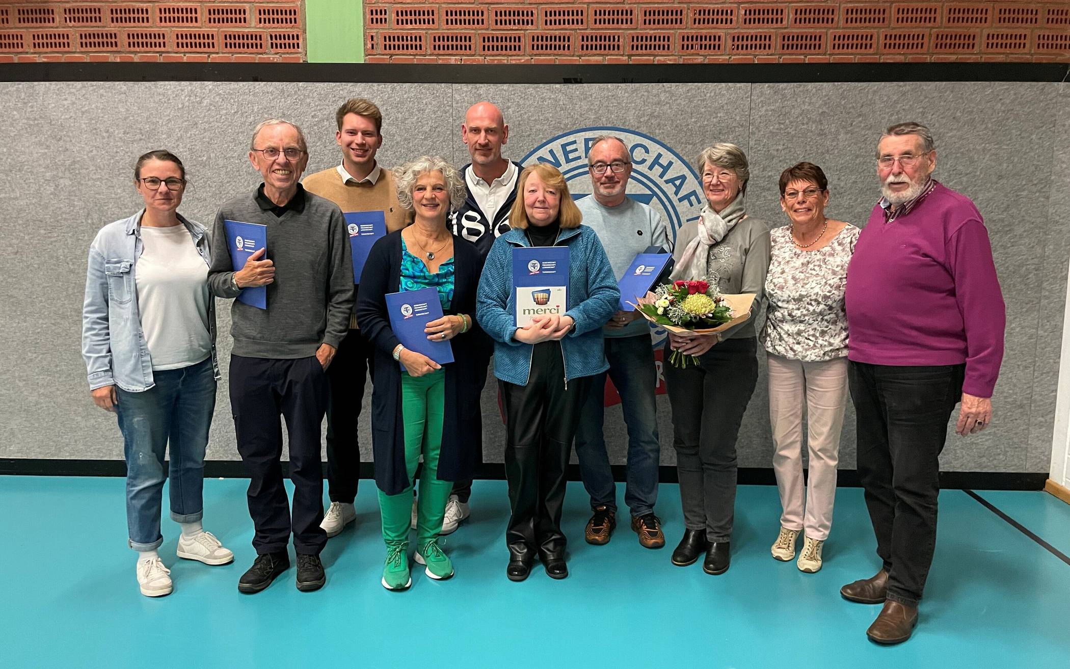 Wolfgang Wellinghausen (r.) vom Ältestenrat ehrte