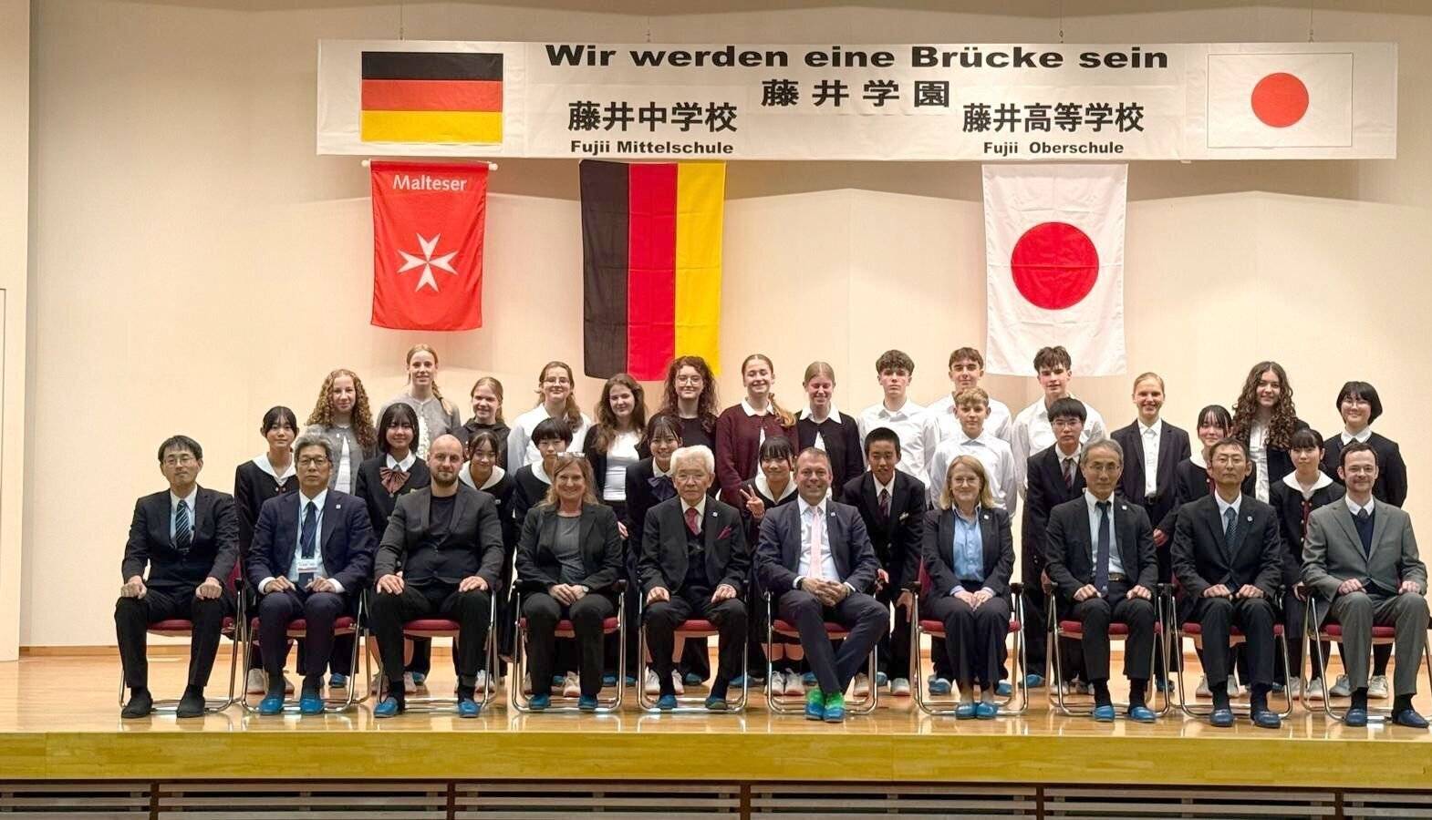  In der der Fujii-Gakuen Schule trafen Bürgermeister Christian Pakusch, Wirtschaftsförderin Birgit von Billerbeck und Yasuo Inadome, Präsident des Japan-Clubs Willich, auf eine Schülergruppe des St.-Bernhard-Gymnasiums. 