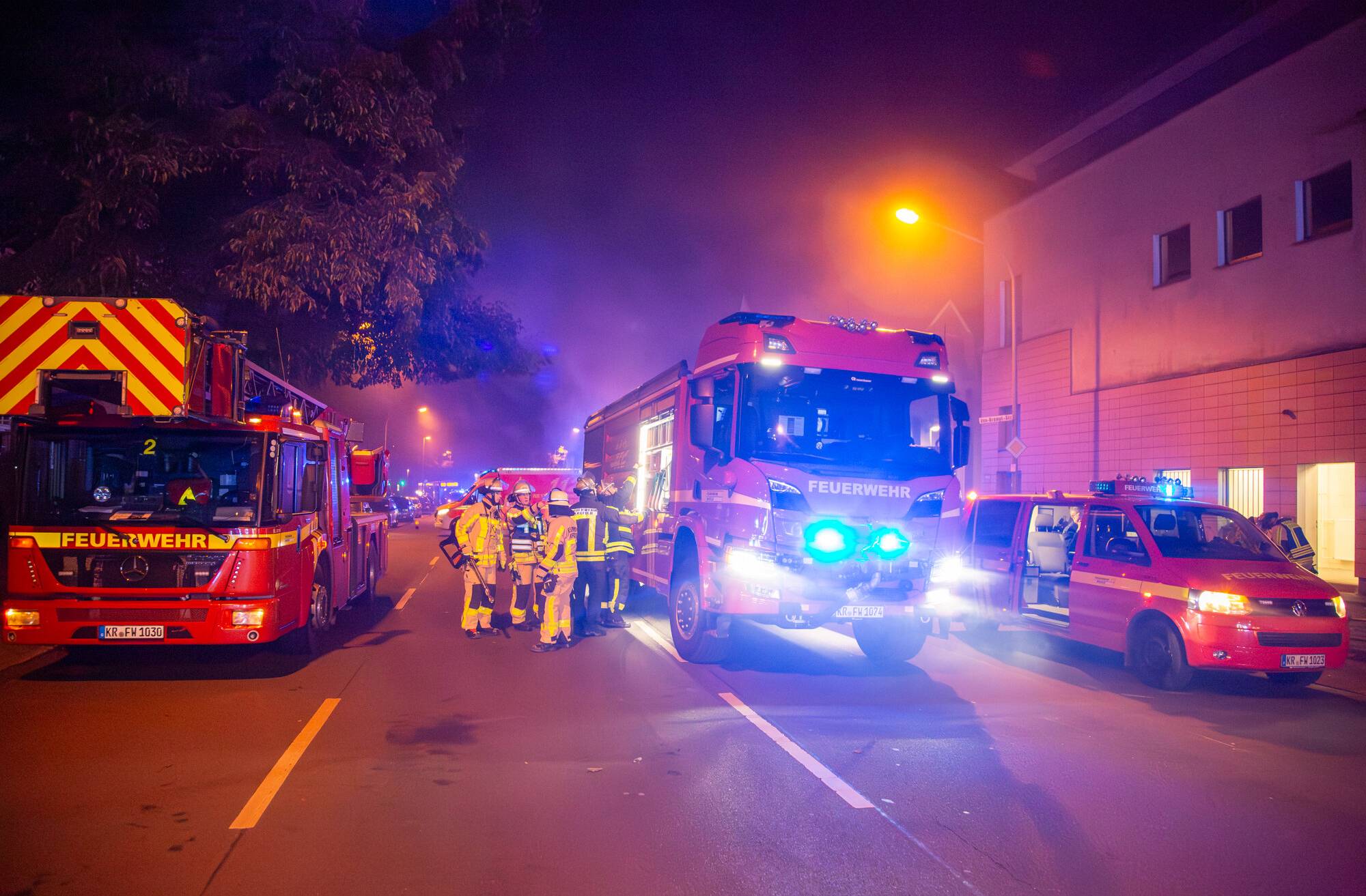 Rauchwolke über Uerdingen: Müllpresse bei Edeka in Brand geraten