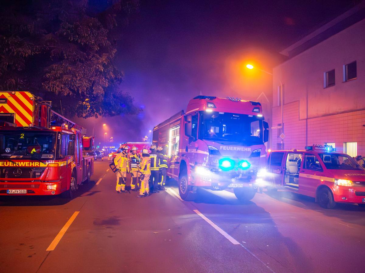 Müllpresse in Uerdingen brennt
