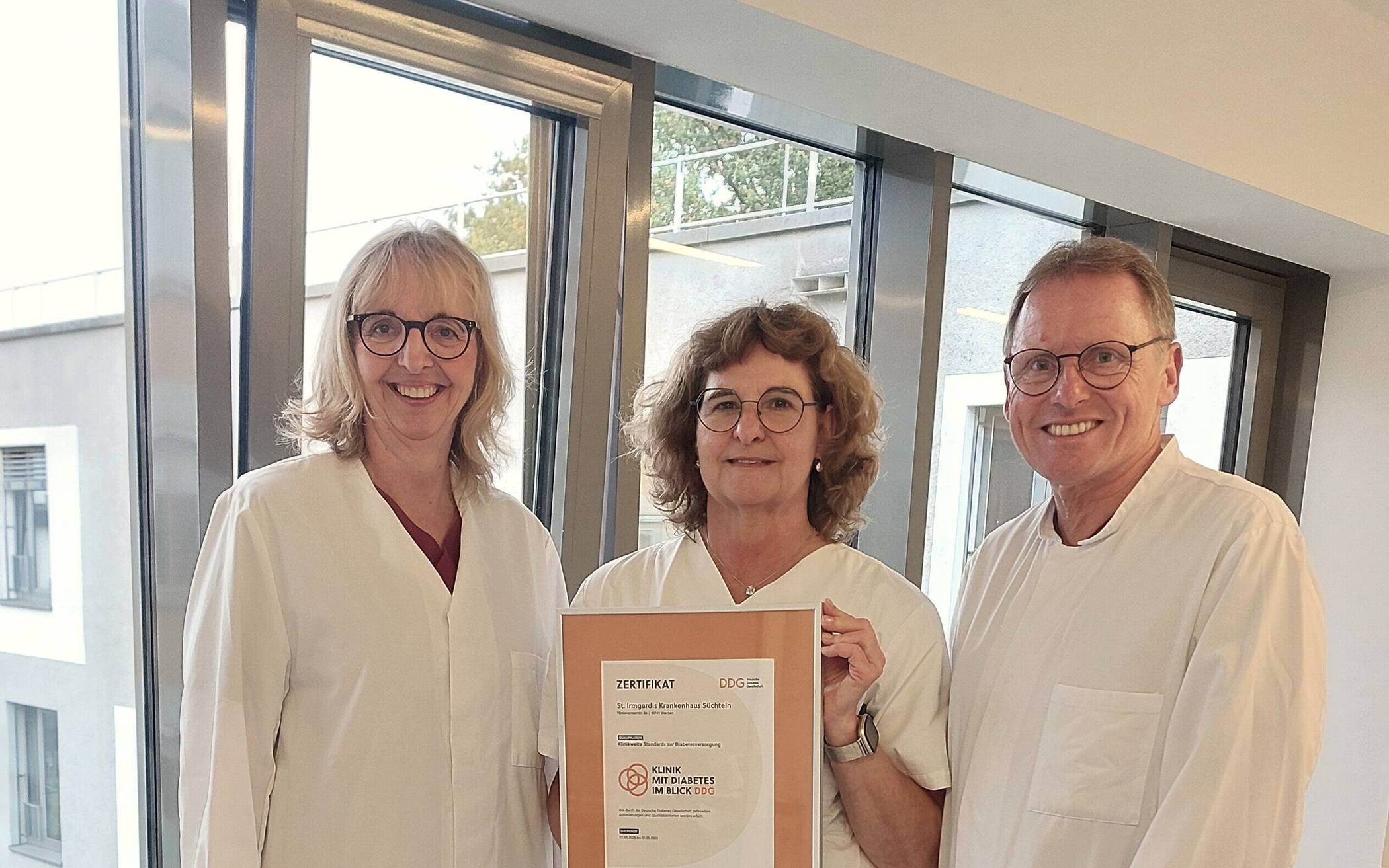  Das Diabetes-Team des St. Irmgardis-Krankenhauses Süchteln freut sich über die Re-Zertifizierung (v.l.n.r.): Oberärztin der Klinik für Innere Medizin Dr. Thekla Schwarzlose, Diabetesberaterin und Diätassistentin Monika Niederau sowie der Oberarzt der Klinik für Innere Medizin Dr. Peter Schöngen. 