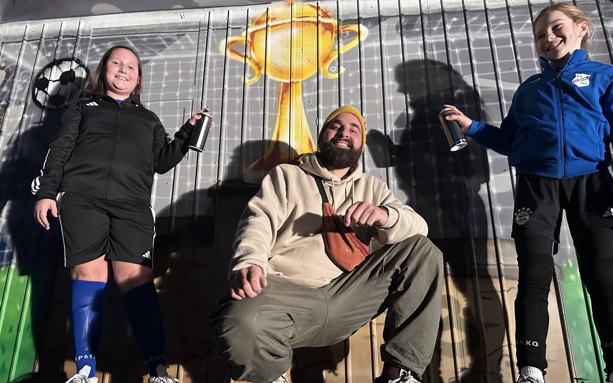 Den Finger immer an der Sprühdose: Charlotte Sandau und Leni Nowak gestalteten mit ihren Mannschaftskolleginnen und Moritz Paulus das Kunstwerk im Sportpark.