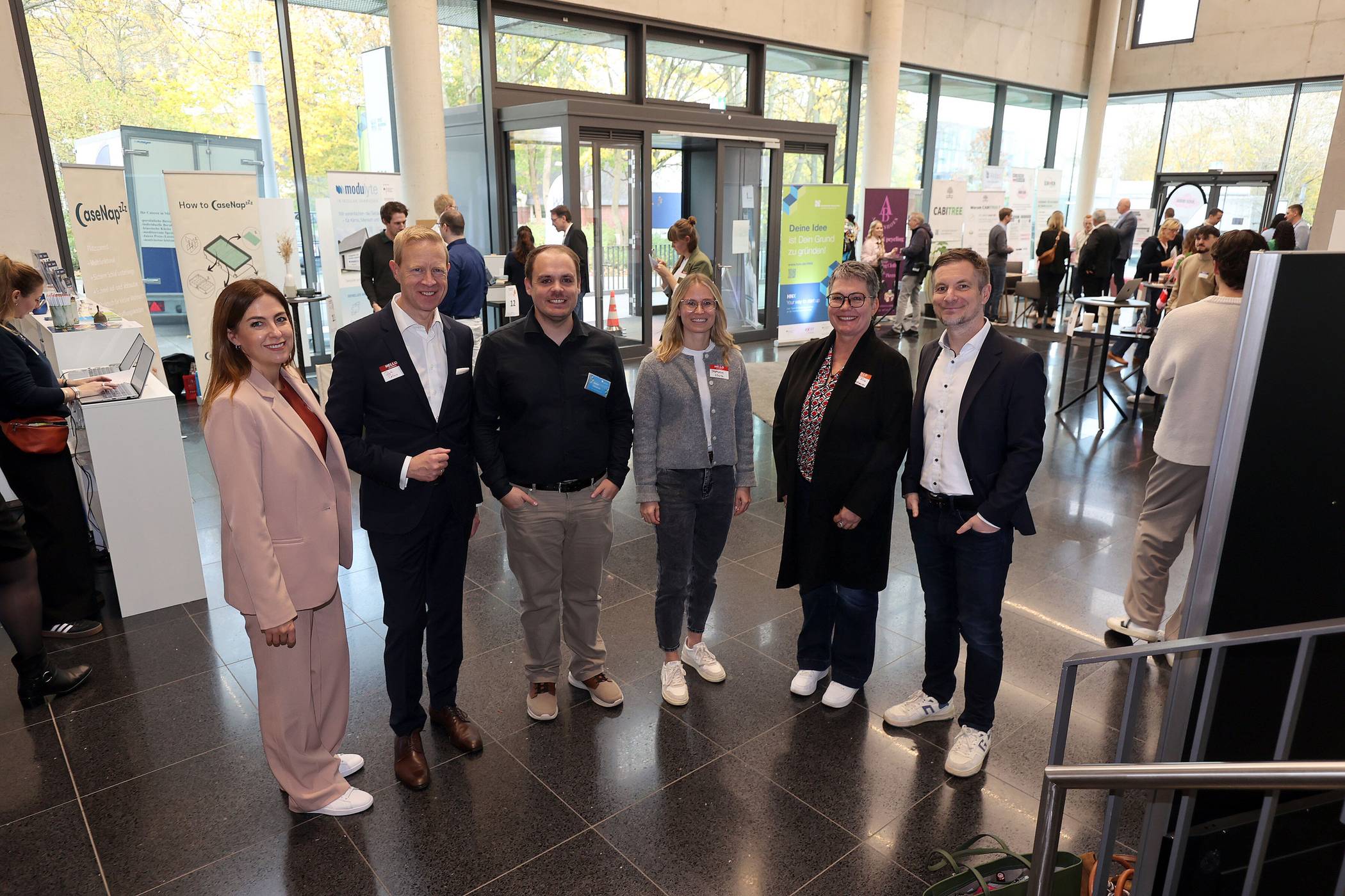 Freuen sich auf die Gründungswoche (v.l.): Nicole Janßen (Sparkasse Krefeld), Dirk Peters (Stadtsparkasse Mönchengladbach), Stefan Odrowski (Hochschule Niederrhein), Stephanie Efertz (IHK Mittlerer Niederrhein), Petra Rice (Krefeld Business) und Jan Schnettler (WFMG).  