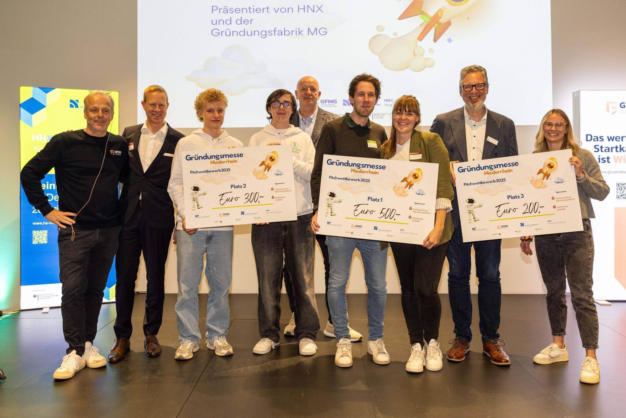 Siegerehrung (v. l.): Andy Sacherer (WFMG/Gründungsfabrik), Dirk Peters (Stadtsparkasse Mönchengladbach), Anton Palmer und Merlin Dolenec (Startup MerClean / 2. Platz), Prof. Dr. Georg Oecking (Hochschule Niederrhein), Fabian und Jana Herzog (Startup  CasenapzZz / 1. Platz), Detlef Lenschen (Startup Modulyte / 3. Platz) und Stephanie Efertz (IHK Mittlerer Niederrhein).