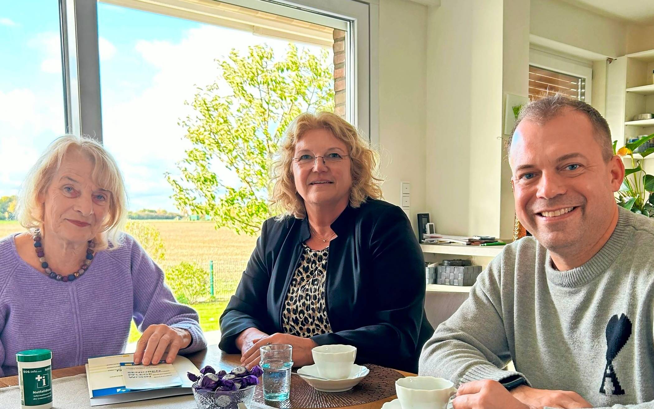  Unser Foto zeigt Karin Kirchmair-Brenner und die Gratulanten, Seniorenlotsin Gertrud Hansen und Bürgermeister Christian Pakusch. 