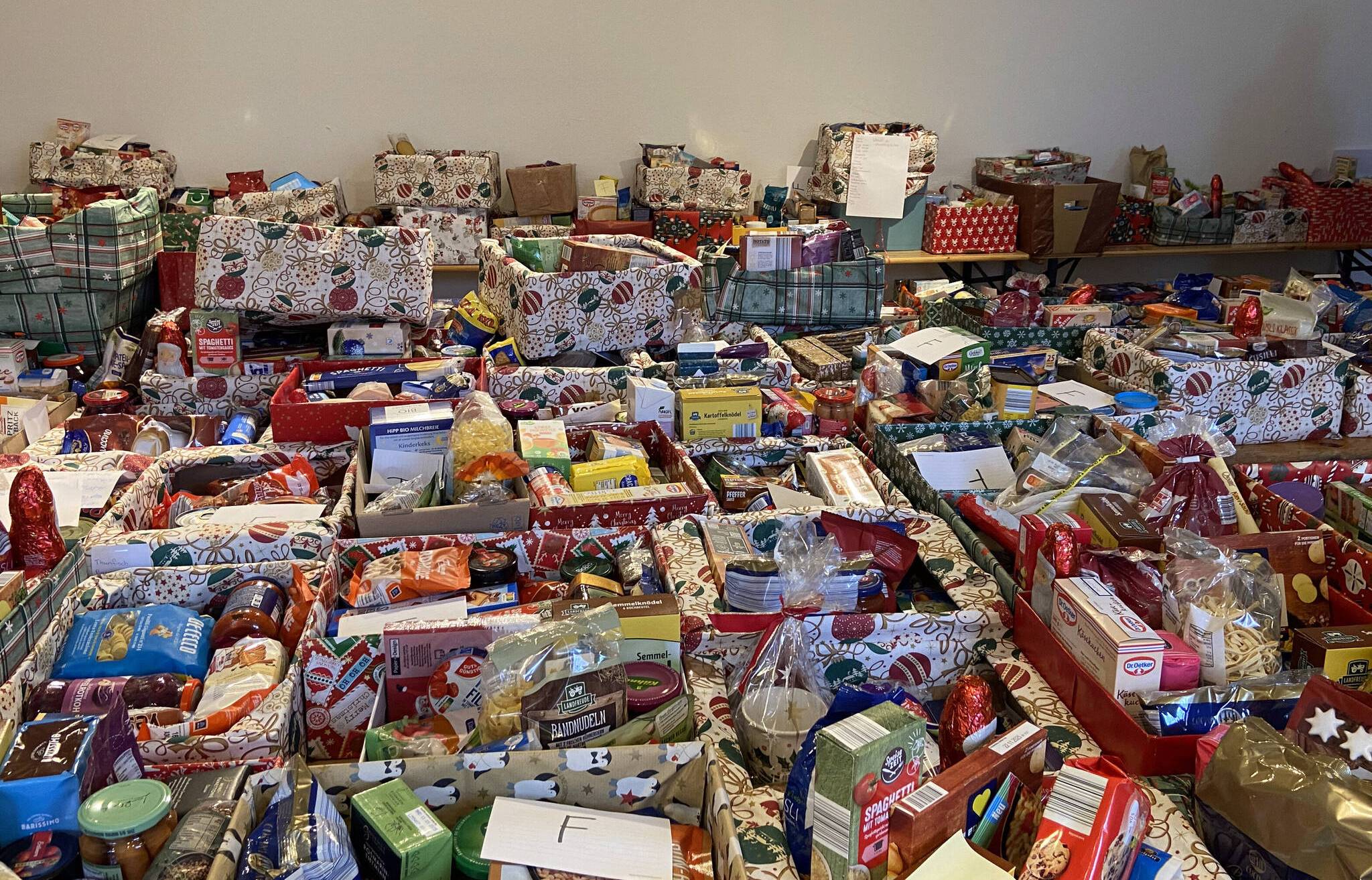  Die Tafel Willich startet am 24. November wieder ihre Weihnachtspäckchen-Aktion. Ab dann können die Päckchen wieder für die Tafel abgegeben werden. Foto: Tafel Willich  