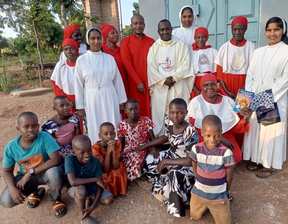 Father Peter Mlimakifu in Tansania freut