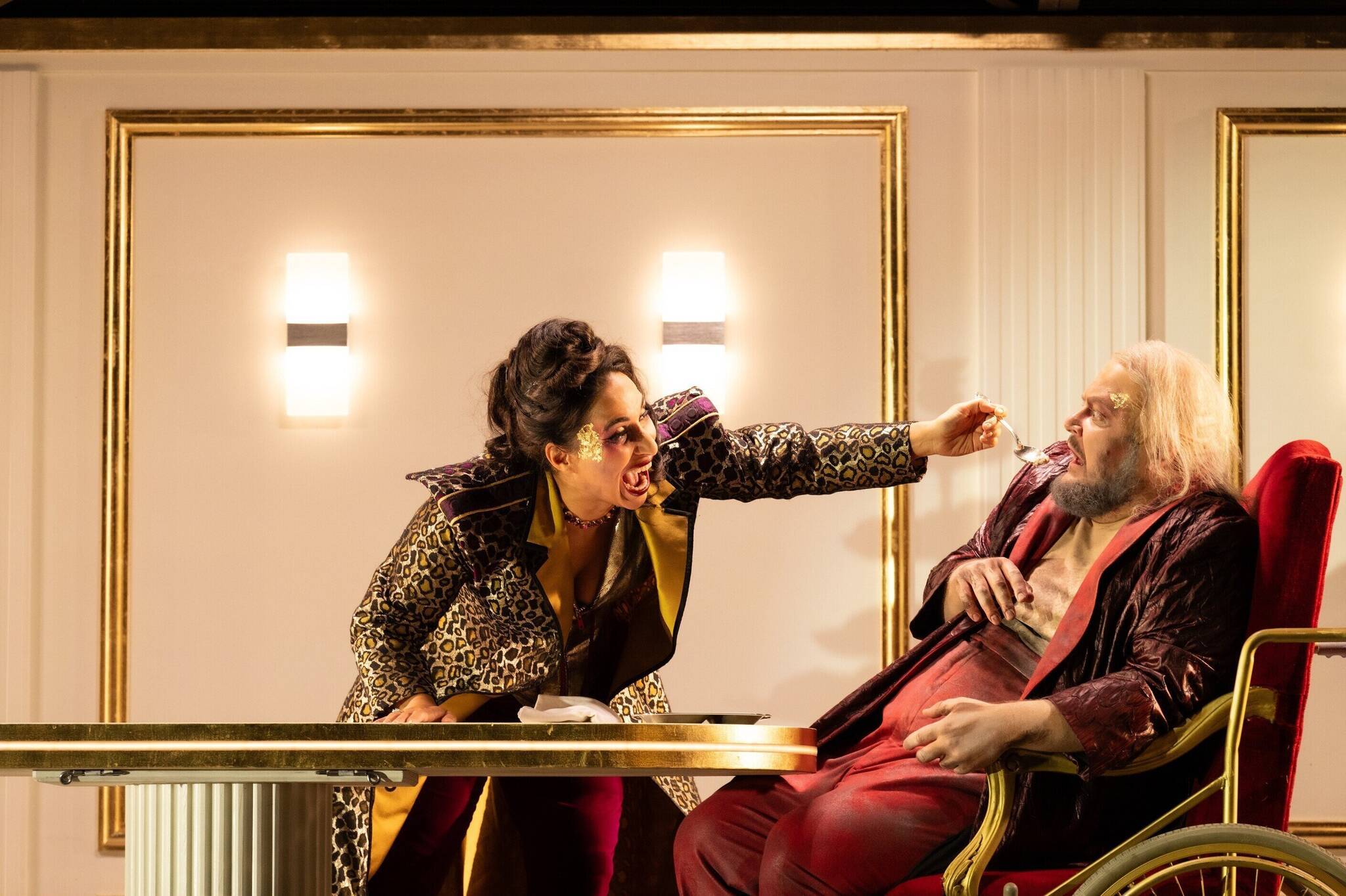  Die Ränkespiele finden im weiß und golden vertäfelten Keller statt ... Svetlana Kasyan (Abigaille) und Alexey Zelenkov (Nabucco). 