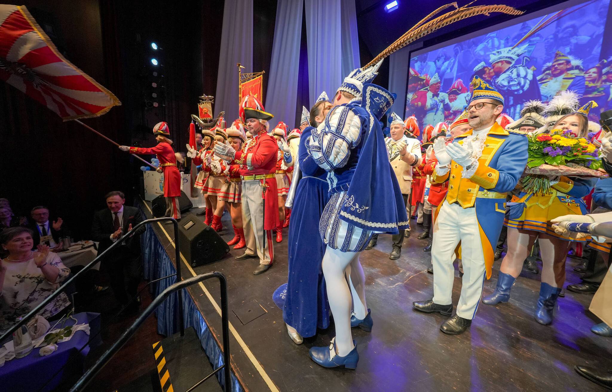 Und ein Küsschen seiner Prinzessin Niersia Janine gibt es...