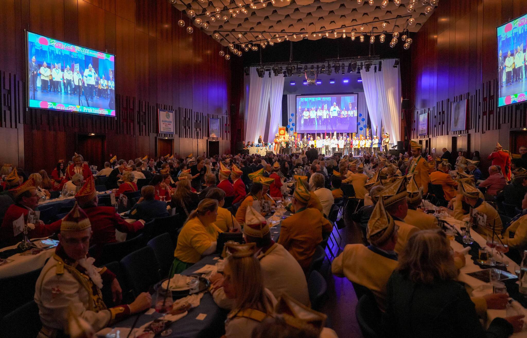 Die Kaiser-Friedrich-Halle war am Freitagabend restlos...