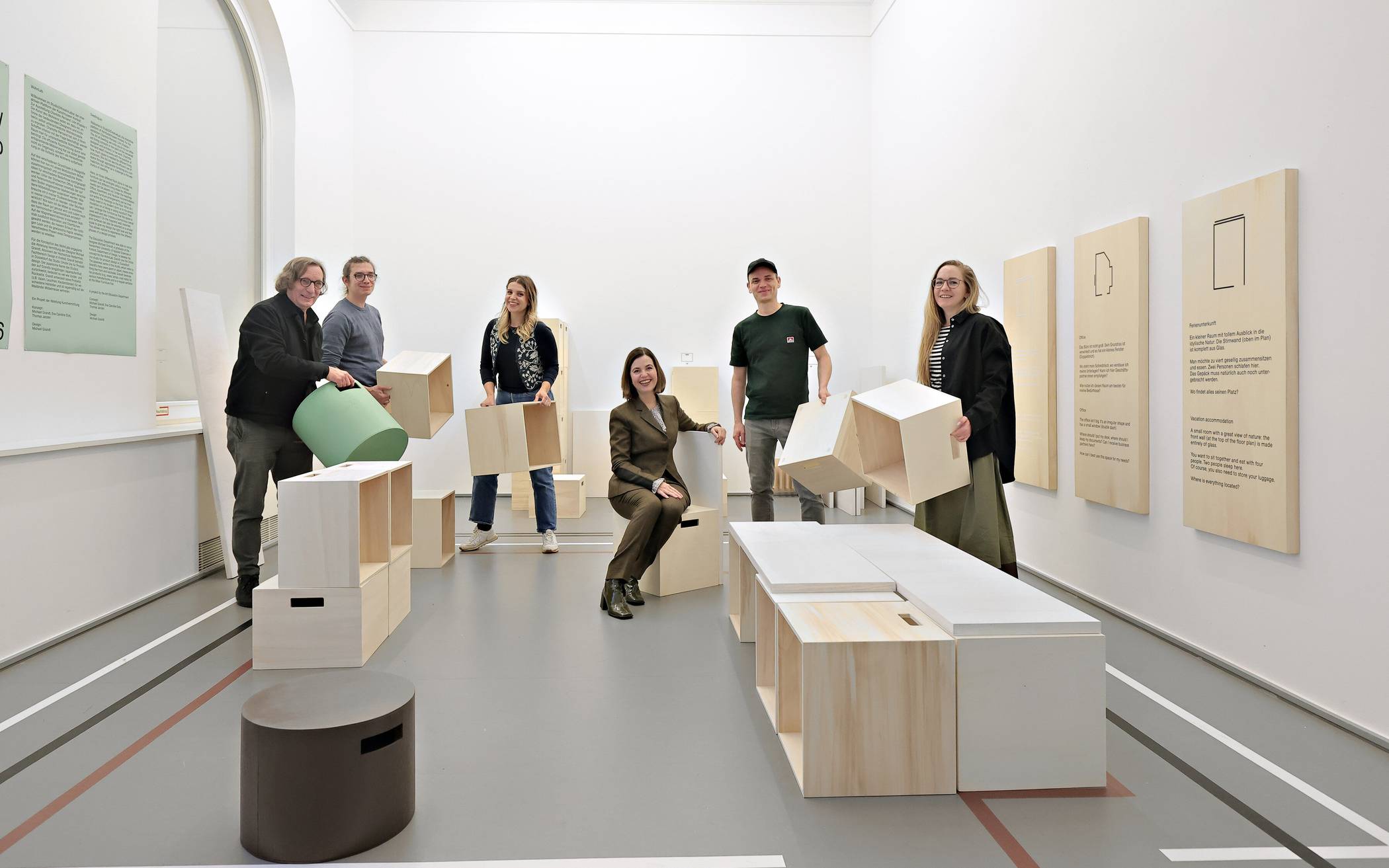 Zimmereinrichtung: Designer Michael Grandt (rechts stehend)