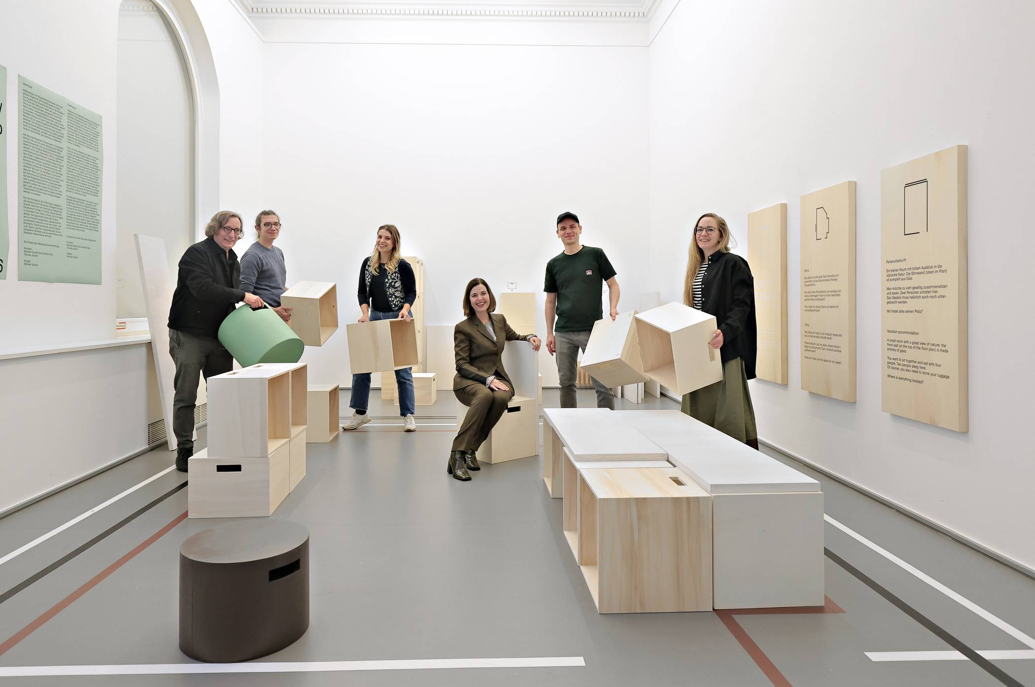 Zimmereinrichtung: Designer Michael Grandt (rechts stehend) stellt im Mitmach-Studio Kuben aus Sperrholz bereit, mit denen die Besucher ihre eigenen Raumkonzeptionen erschaffen können. Museumsdirektorin Katia Baudin (sitzend) und die weiteren Beteiligten begeben sich schon mal ans Werk.