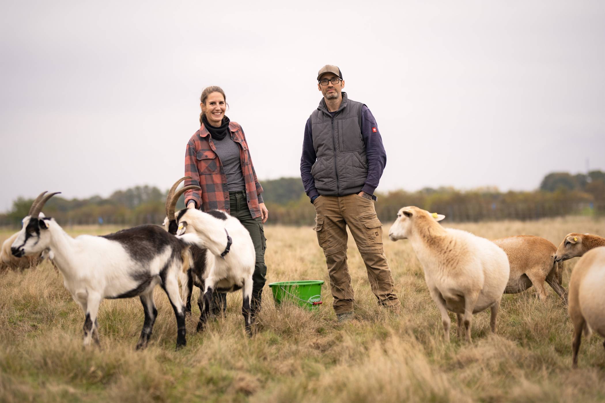  Rudger Rams ist gelernter Bootsbauer. Seit 15 Jahren arbeitet er im Team der Kulturfabrik und Natasha Rams arbeitet in Vollzeit als Bürokauffrau. Vor und nach dem Bürojob ist sie ganz und gar für ihre Tiere da. 