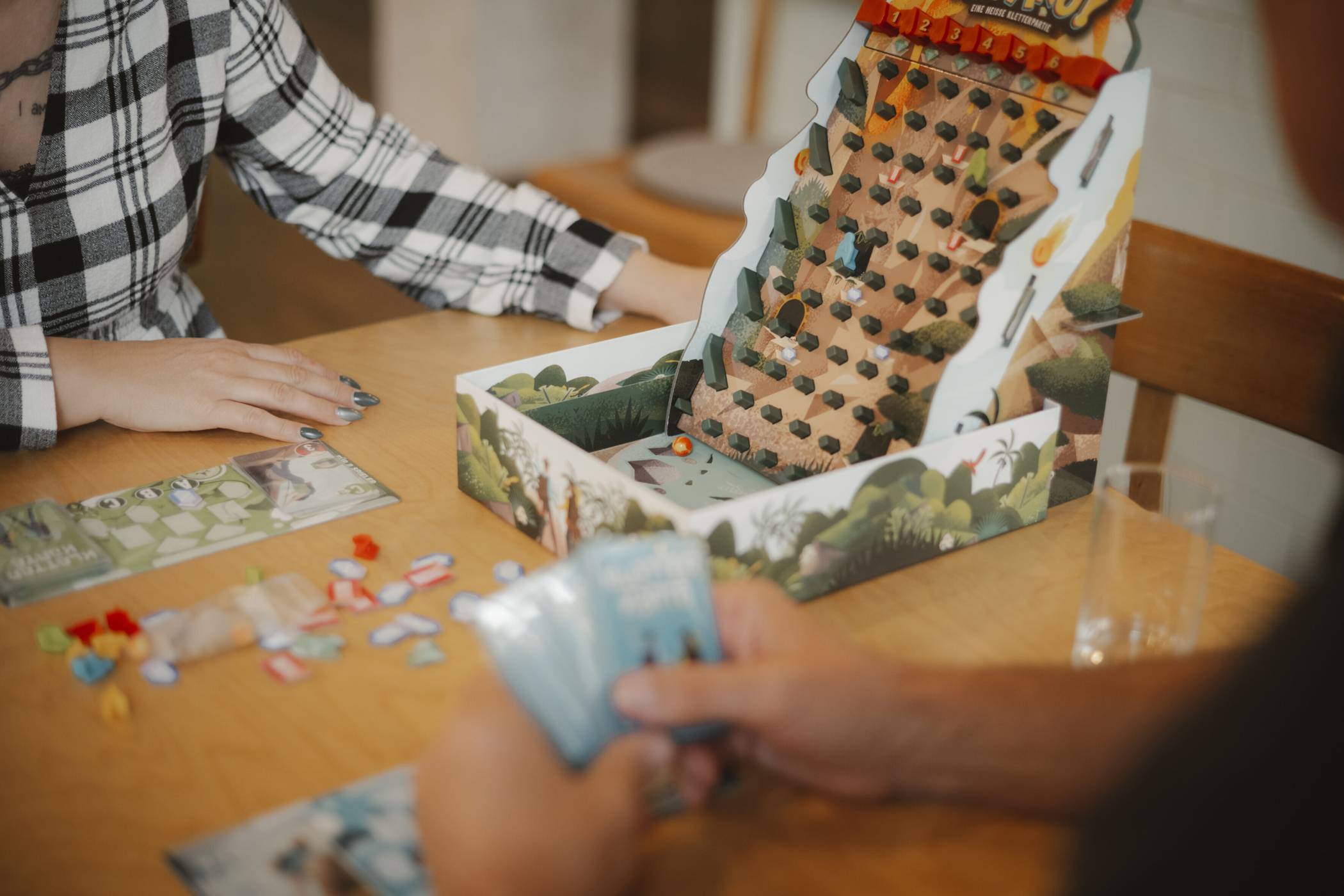 Spielinteressierte können einfach ohne Voranmeldung kommen, sich bei Bedarf beraten lassen oder gleich loslegen. Dafür stehen 3immer Mitglieder der „Brettspielverrückten“ helfend zur Seite.