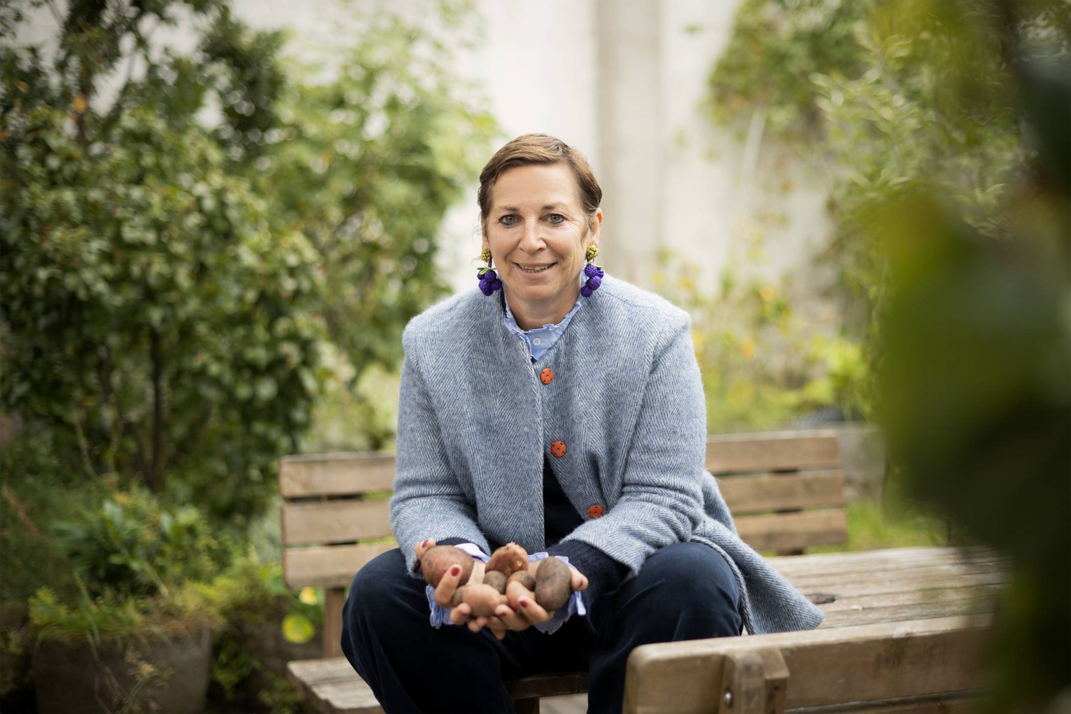 „Wir wollen Kindern zeigen, wie gut es tut, selbst etwas zu schaffen – ob beim Kochen, Gärtnern oder Lernen. Wer den eigenen Erfolg schmeckt,  wächst über sich hinaus.“