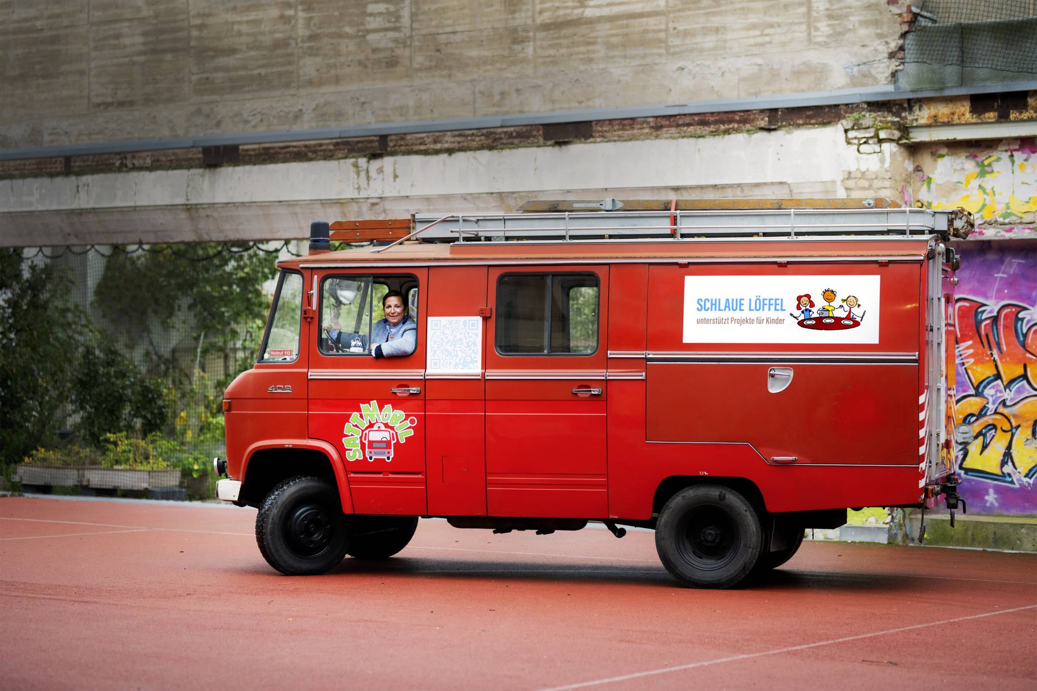  DER VEREIN „SCHLAUE LÖFFEL“ UNTERSTÜTZT  BEDÜRFTIGE KINDER IN KREFELD 