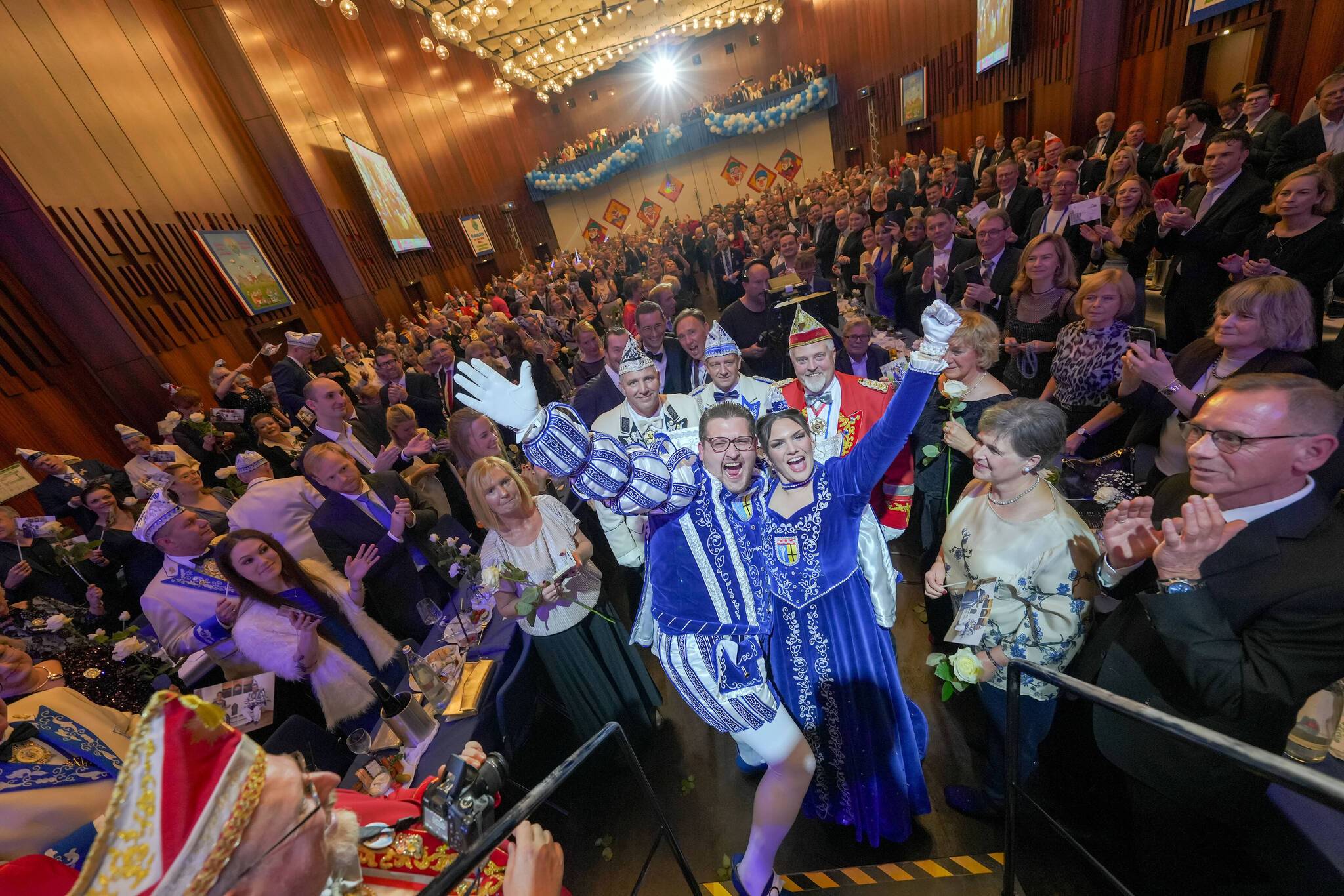  Mit ansteckender Freude genießt das Prinzenpaar das Bad in der Menge. 