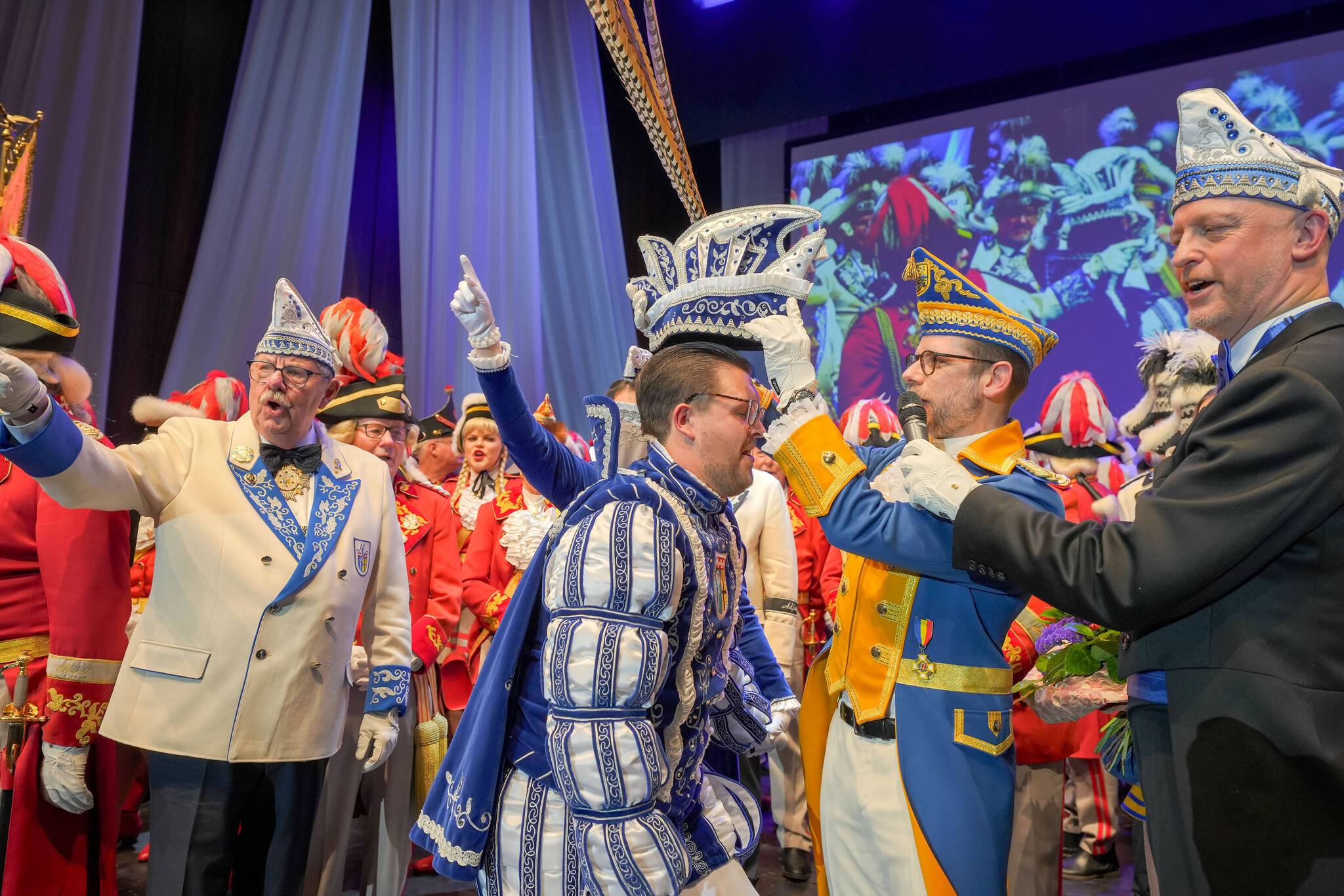 „Krönung“ mit Prinzenkappe und geliehenen Federn vom Vorvorvor..gänger Hans-Peter Jansen.