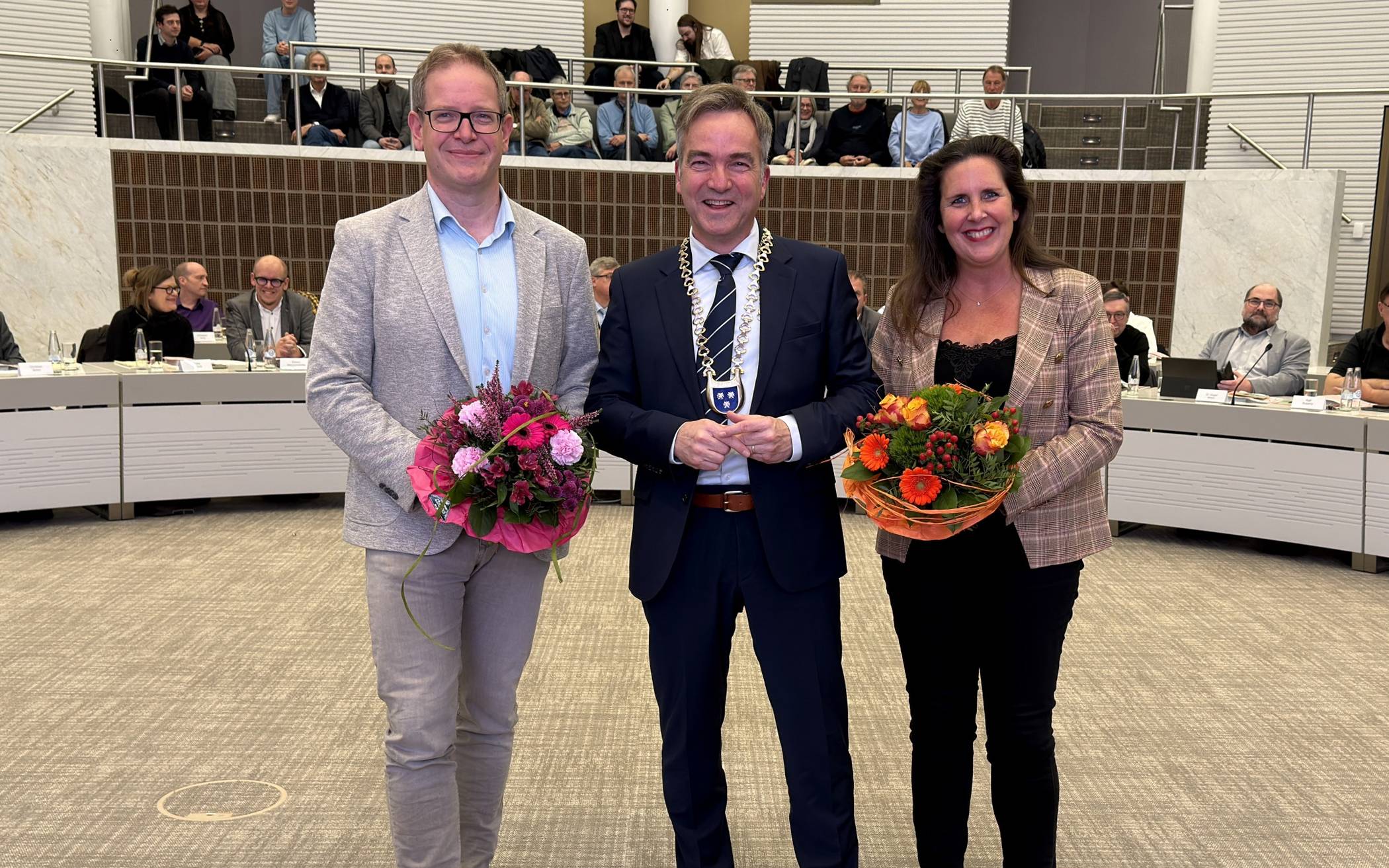 Stellvertreter Peter Schmitz, Bürgermeister Christoph Hopp, Stellvertreterin Simone Gartz nach der Verpflichtung im Rat.
