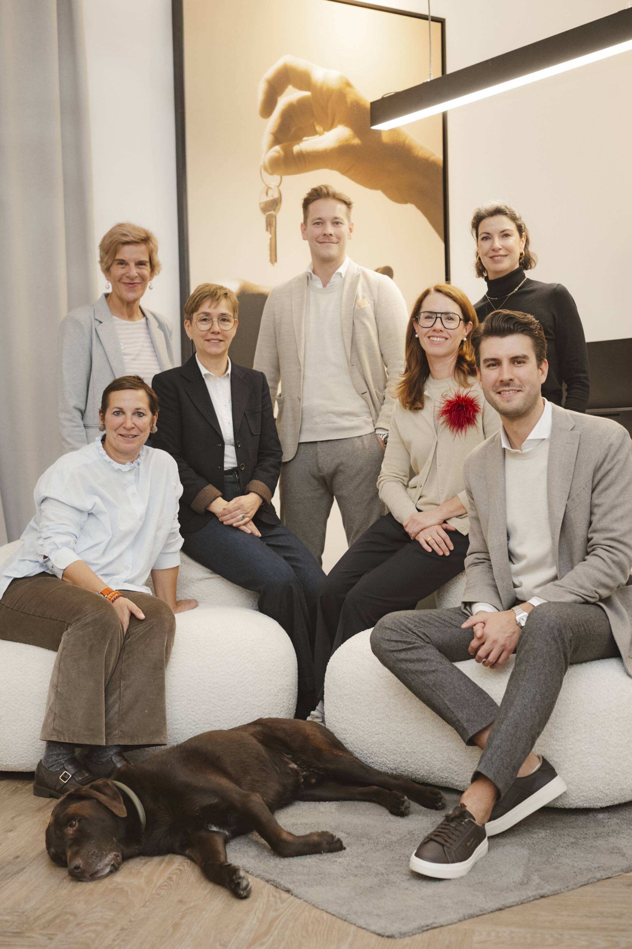 Übereinkunft: Tim Kersting (rechts vorne) sowie Sandra Roslawsky (rechts sitzend) und Lukas Strücken (  stehend) vom Kersting Immobilien – Team haben zur Vorbereitung des großen Wunschbaums die Partner  der Aktion eingeladen: Tanja Kirsch-Boy (links vorne) vom Verein Schlaue Löffel Krefeld, die Geschäftsbereichsleiterin  des Neukirchener Erziehungsvereins Angela Prietz (links sitzend), die Haus- und Pflegedienstleiterin  des Gerhard Tersteegen Hauses Petra Brandes (links stehend) sowie Sina Kocak (rechts stehend) vom  Tierheim Krefeld. Bei allem neugierig immer dabei und zugleich ruhender Pol: Haushund Emil.