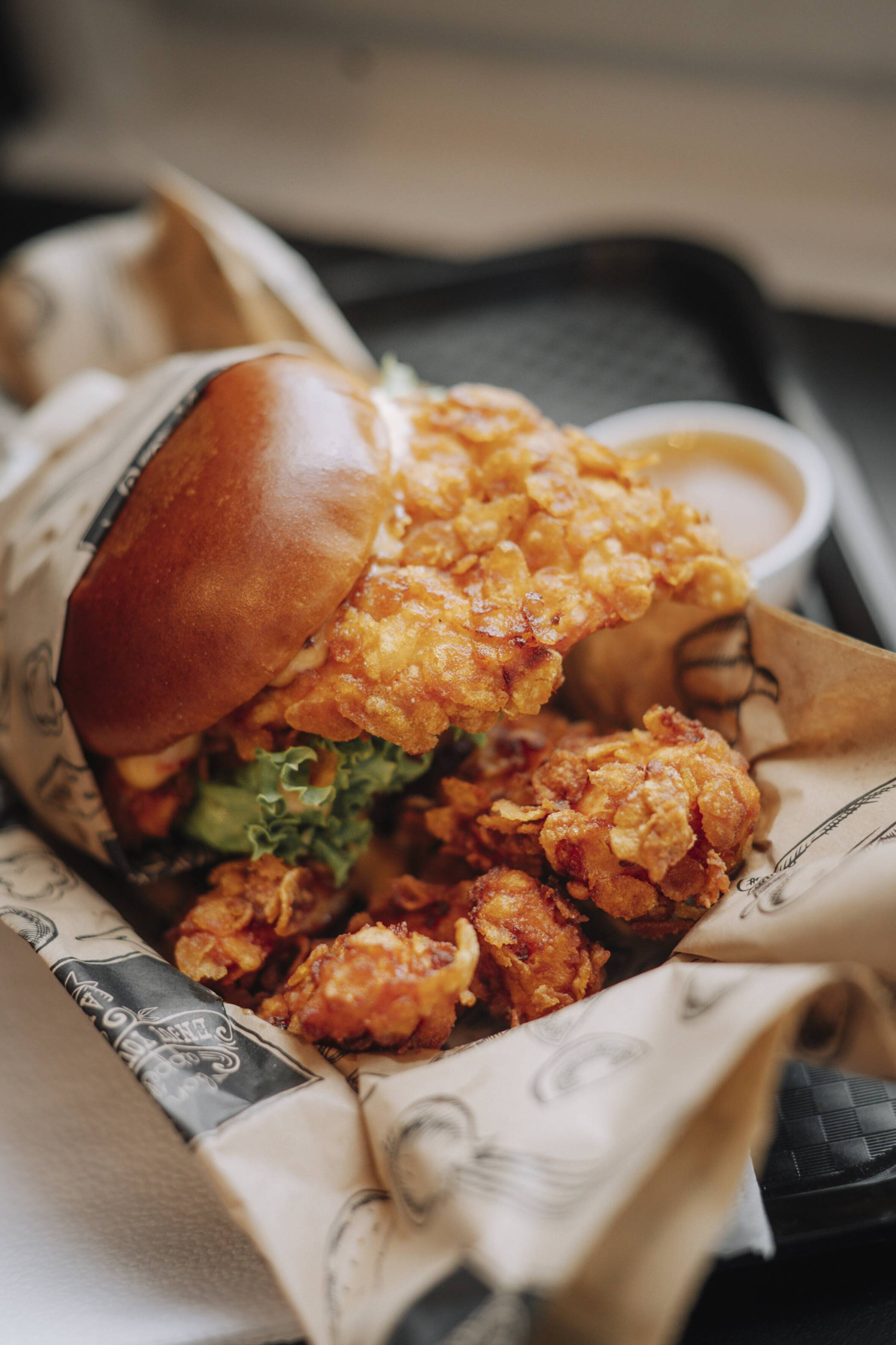 Der üppig belegte Chickenburger hat uns im Test hervorragend geschmeckt.