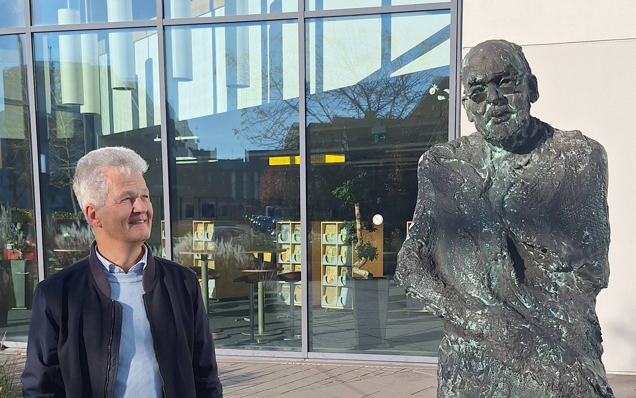 Hanns Dieter Hüsch war mit 70 Programmen in über 53 Bühnenjahren einer der produktivsten und erfolgreichsten Vertreter des literarischen Kabaretts. Einen Tag nach seinem 20. Todestag rezitiert Hinrich Kley-Olsen eine Auswahl seiner Texte.