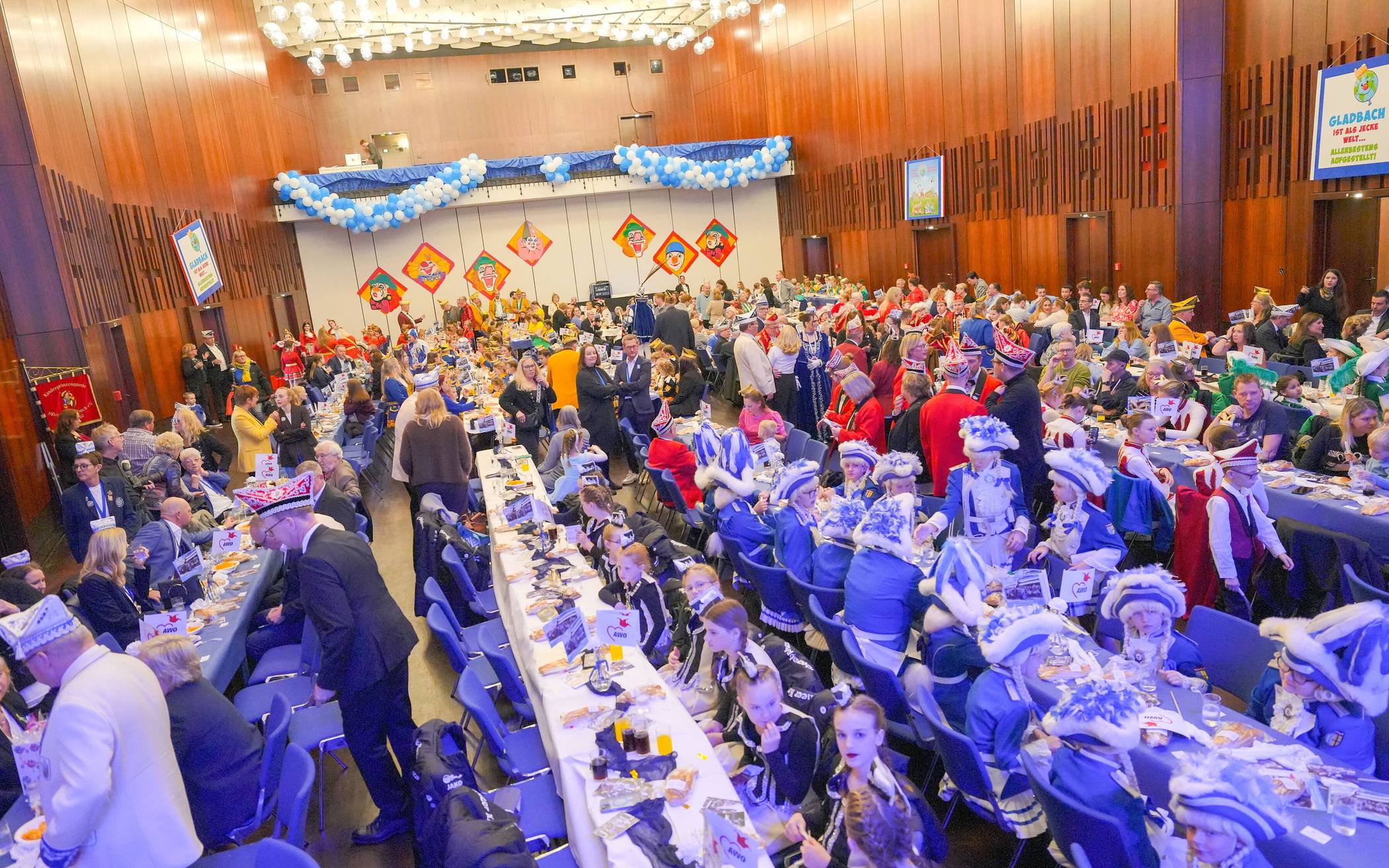 Prinz Luis I. und Prinzessin Annick I. rocken die Bühne

