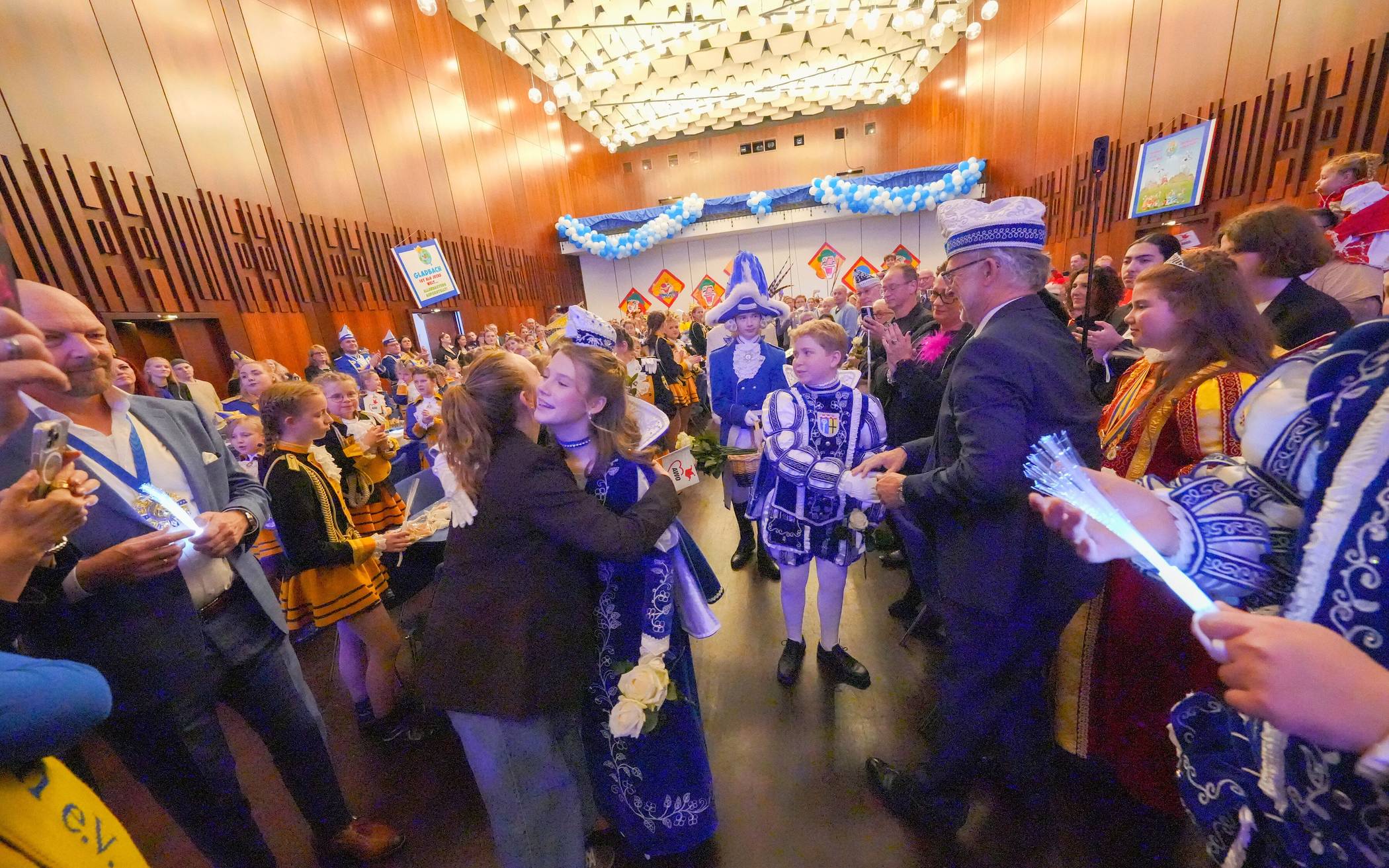 Prinz Luis I. (Ewerhardy) und Prinzessin Annick I. (Homann) bahnen sich den Weg durch...