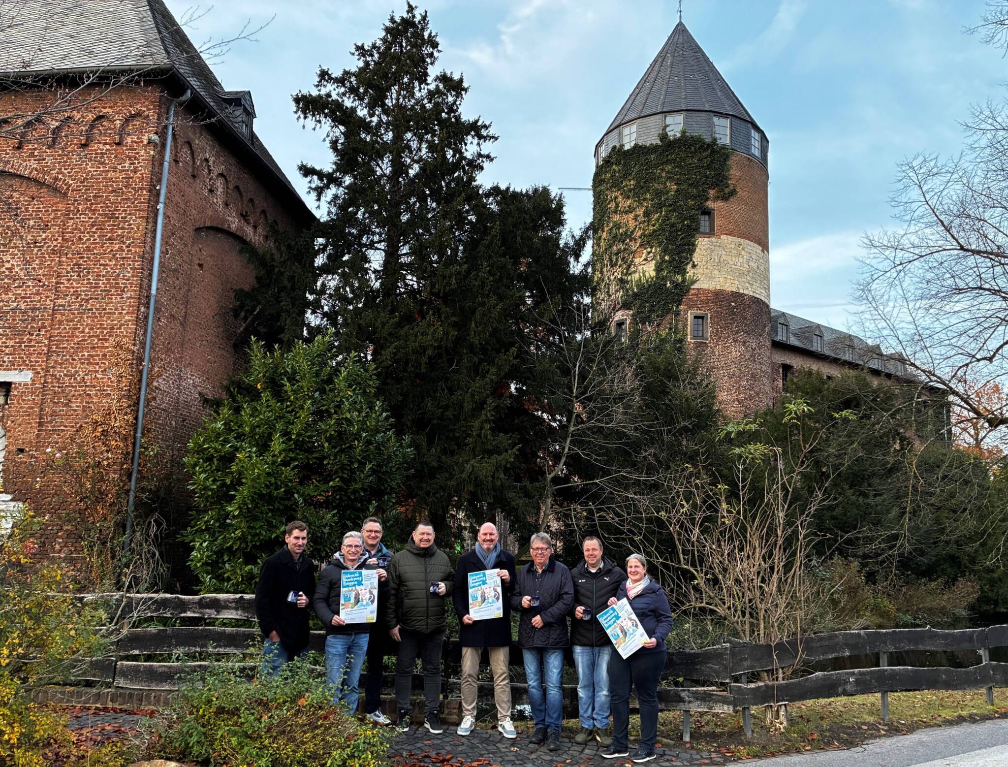  Freuen sich auf das besondere Wandererlebnis: (v.l.) Björn Thönißen (Mediterranea Mediterranes Pflanzenoutlet), Werner Engels und Guido Schmidt (Burggemeinde Brüggen,) Tim Janssen  (Balla Balla), Marcel Johnen (Bürgermeister Burggemeinde Brüggen), Klaus Reuters (Heimatfreunde Born) und Familie Peters (Peters Hof). 