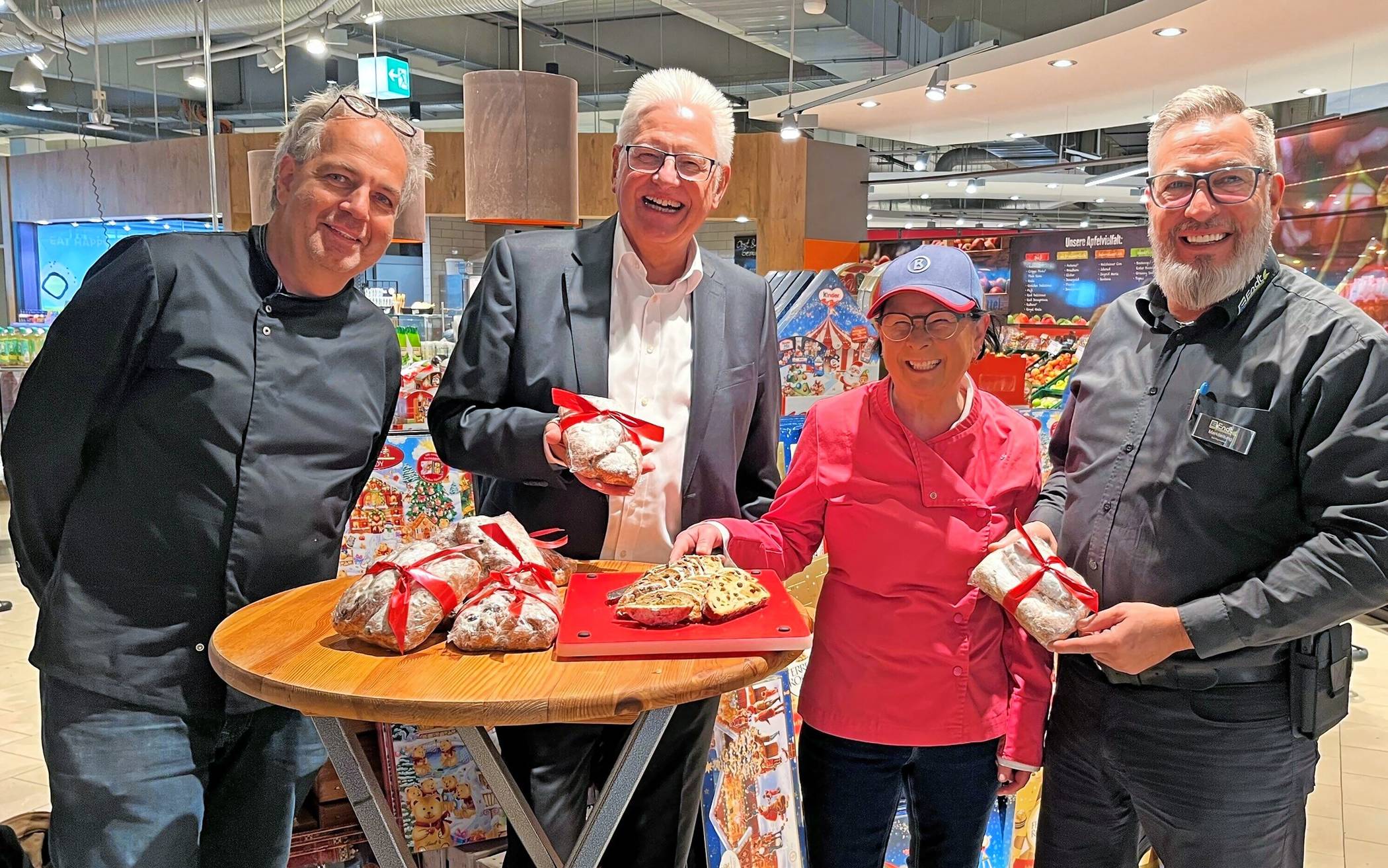   Der Gourmet-Stollen für den Christkindlmarkt ist eine wohltätige Aktion, die alle Jahre wieder Freude macht (v.l.): Michael Gingter (Konditorei Gingter), Michael Obst (Niederrheinischer Presseverein e.V.), Sonja Schneiderburg (Konditorei Gingter), Rolf Pluymackers (Marktleitung Edeka Endt am Nordpark). 