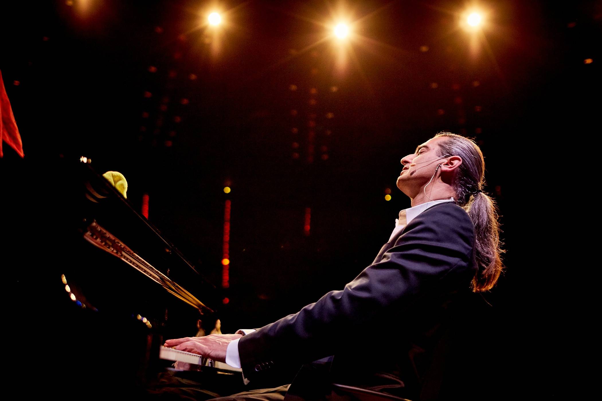 Mit seinem Programm „Liebe“ ist Hagen Rether am 6. Dezember im NEW Kunstwerk zu Gast und verführt sein Publikum zu einem anderen Blick auf die Welt.  