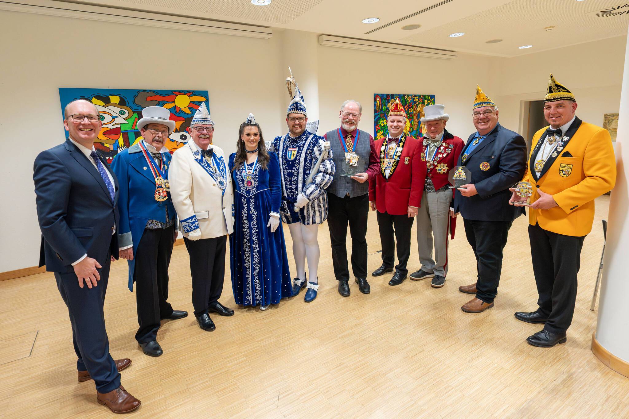 Der Verein Altes Zeughaus und die Volksbank hatten am Dienstagabend zur traditionellen Ordensprämierung eingeladen. Hier das Foto mit den siegreichen Vertretern der Karnevalsgesellschaften. Foto: Andreas Baum 