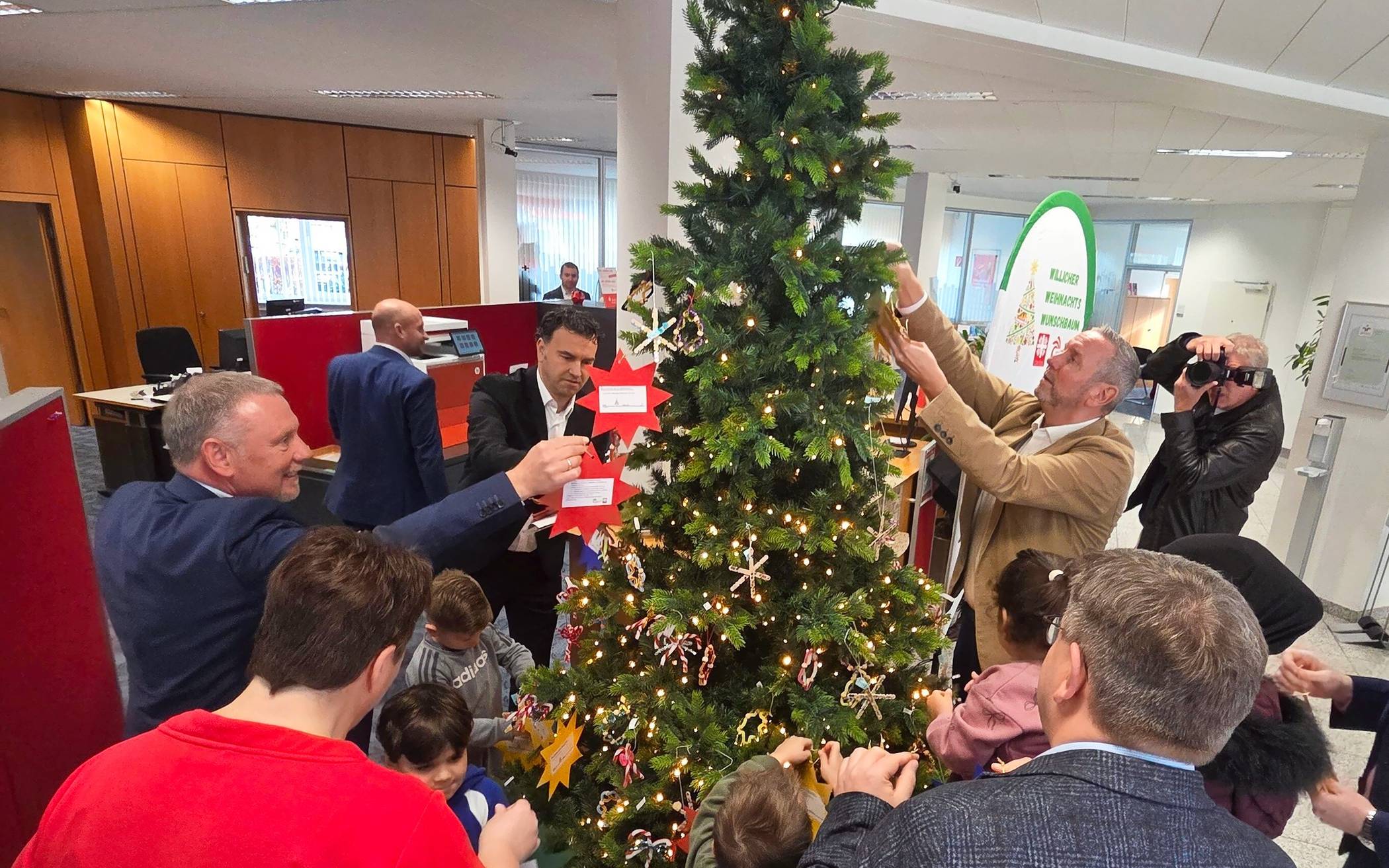 Fleiß wurde mit vielen Händen der Baum mit Wunschsternen geschmückt.