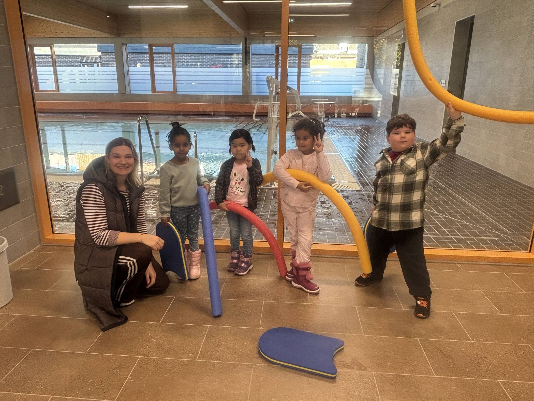  Die gelüchteten Kinder lernten spielerisch den sicheren Umgang mit Wasser kennen. 