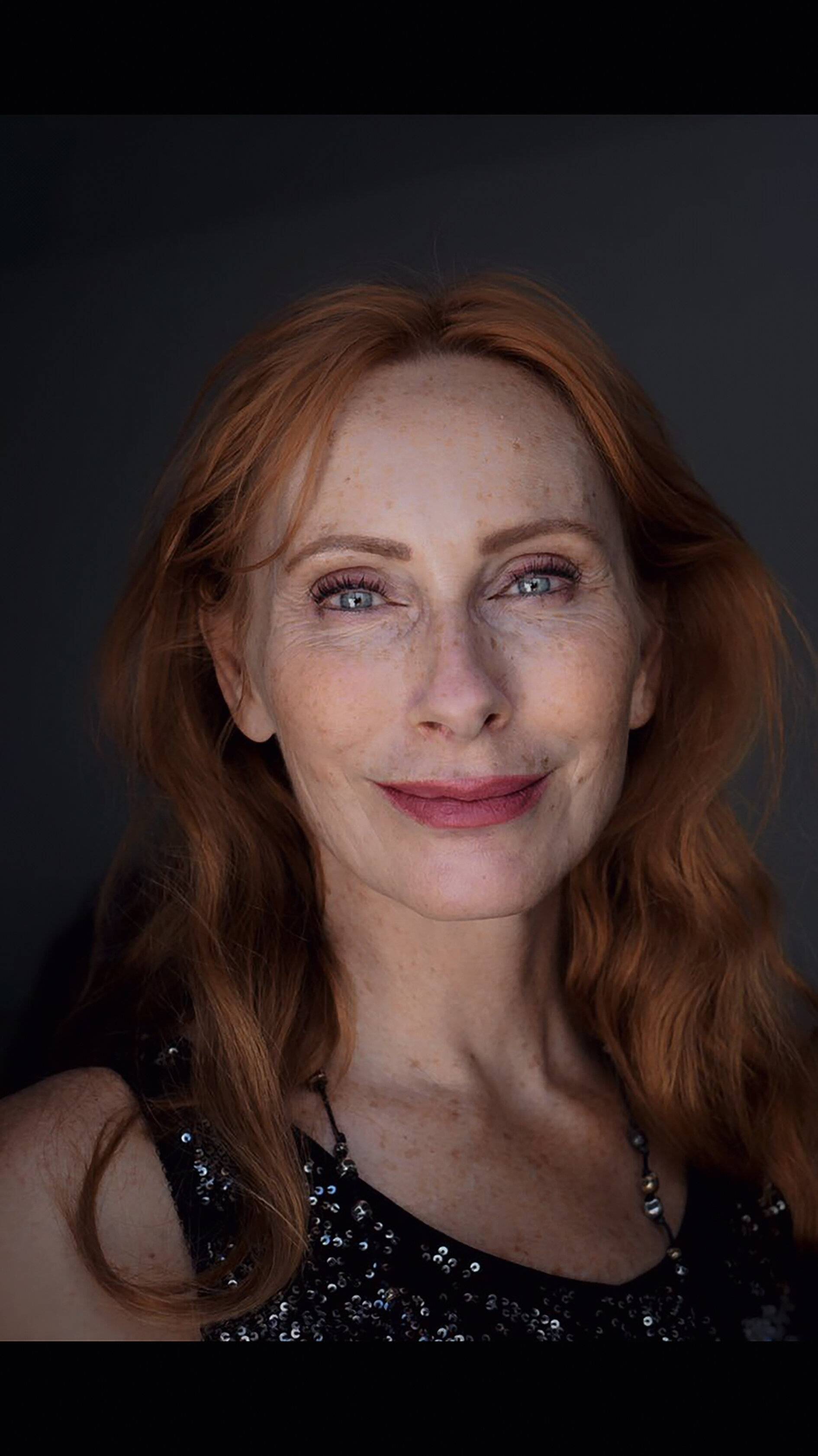  Mit ihrem neuen Roman „Biarritz“ begibt sich Andrea Sawatzki auf Premierentournee und kommt am 17. Januar 2026 um 20 Uhr in die Kaiser-Friedrich-Halle.  