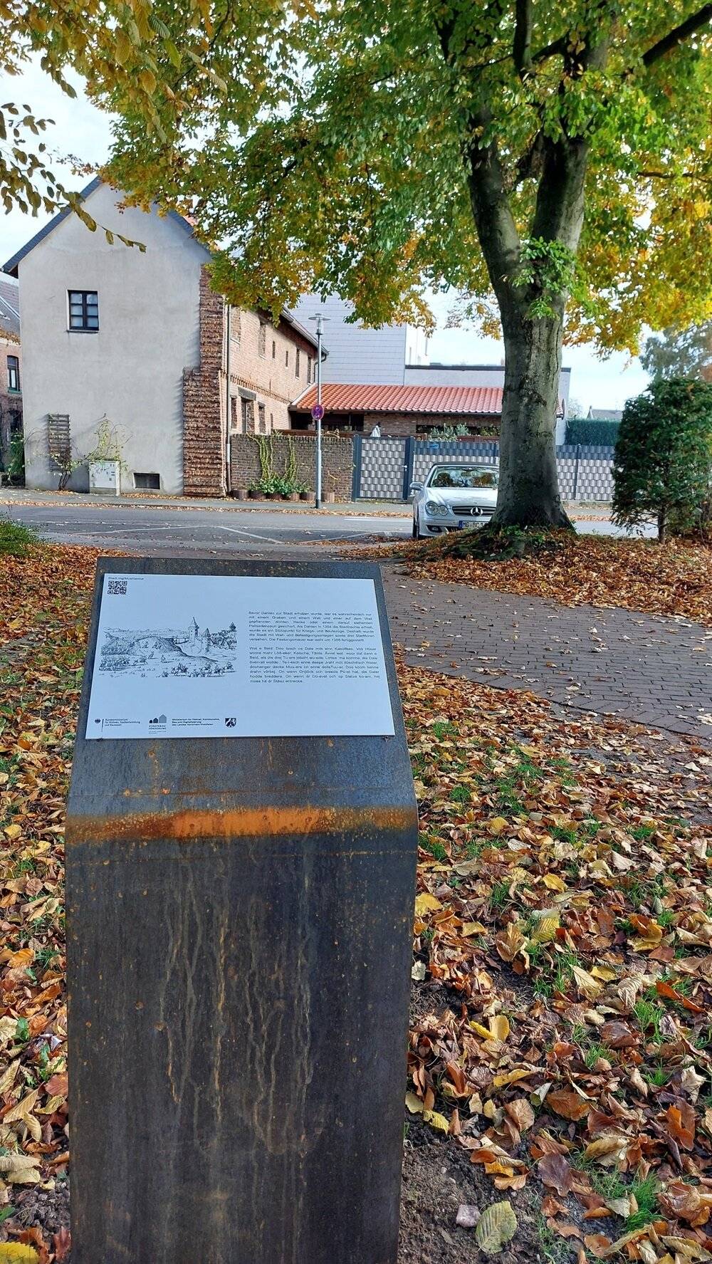 Stelen wie diese machen in Rheindahlen auf geschichtsträchtige Orte im Zentrum aufmerksam. 