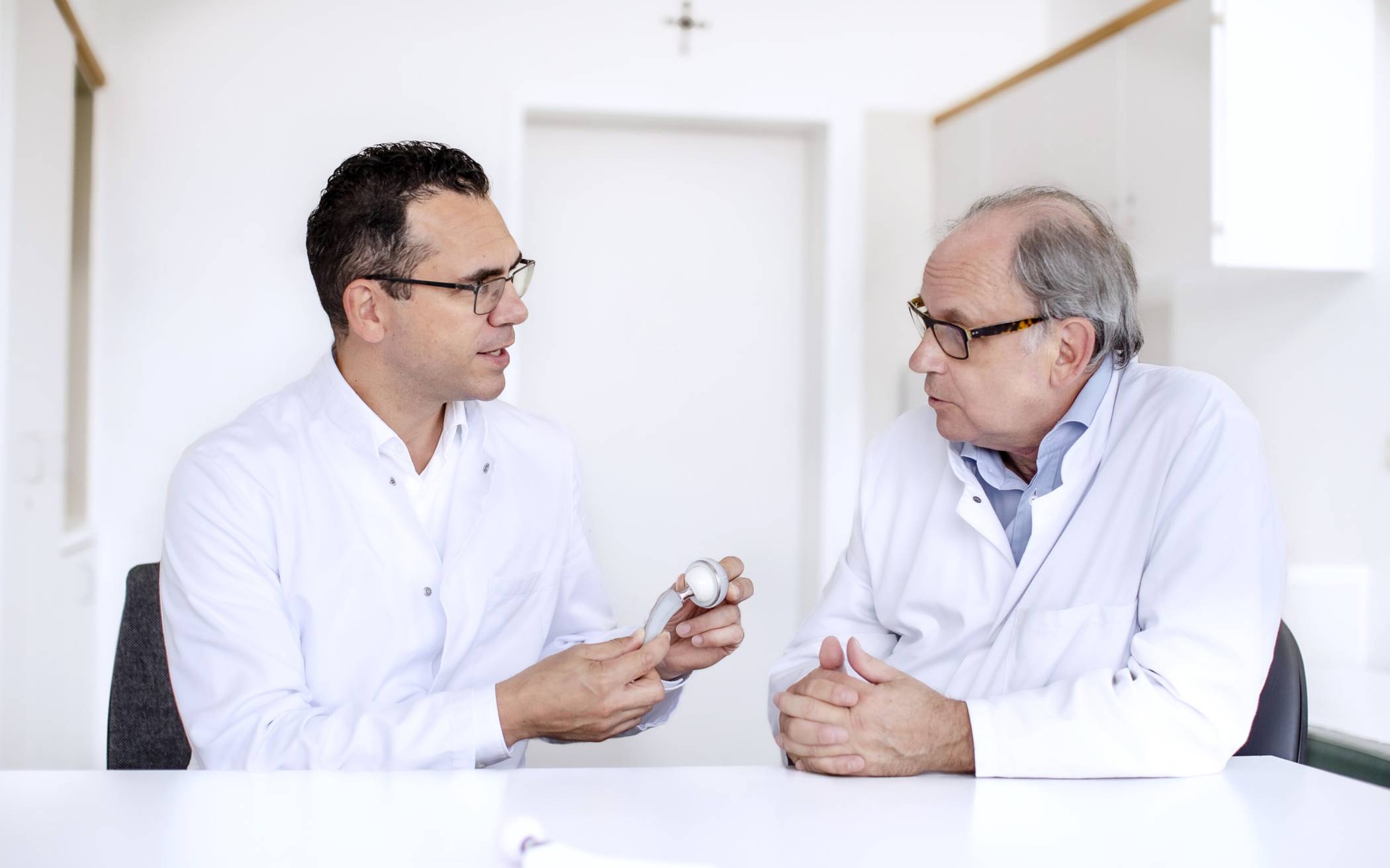 Chefarzt Dr. Thomas Kruppa (l.) und Ärztlicher Leiter Dr. Bernard Verhestraeten im Fachgespräch. 