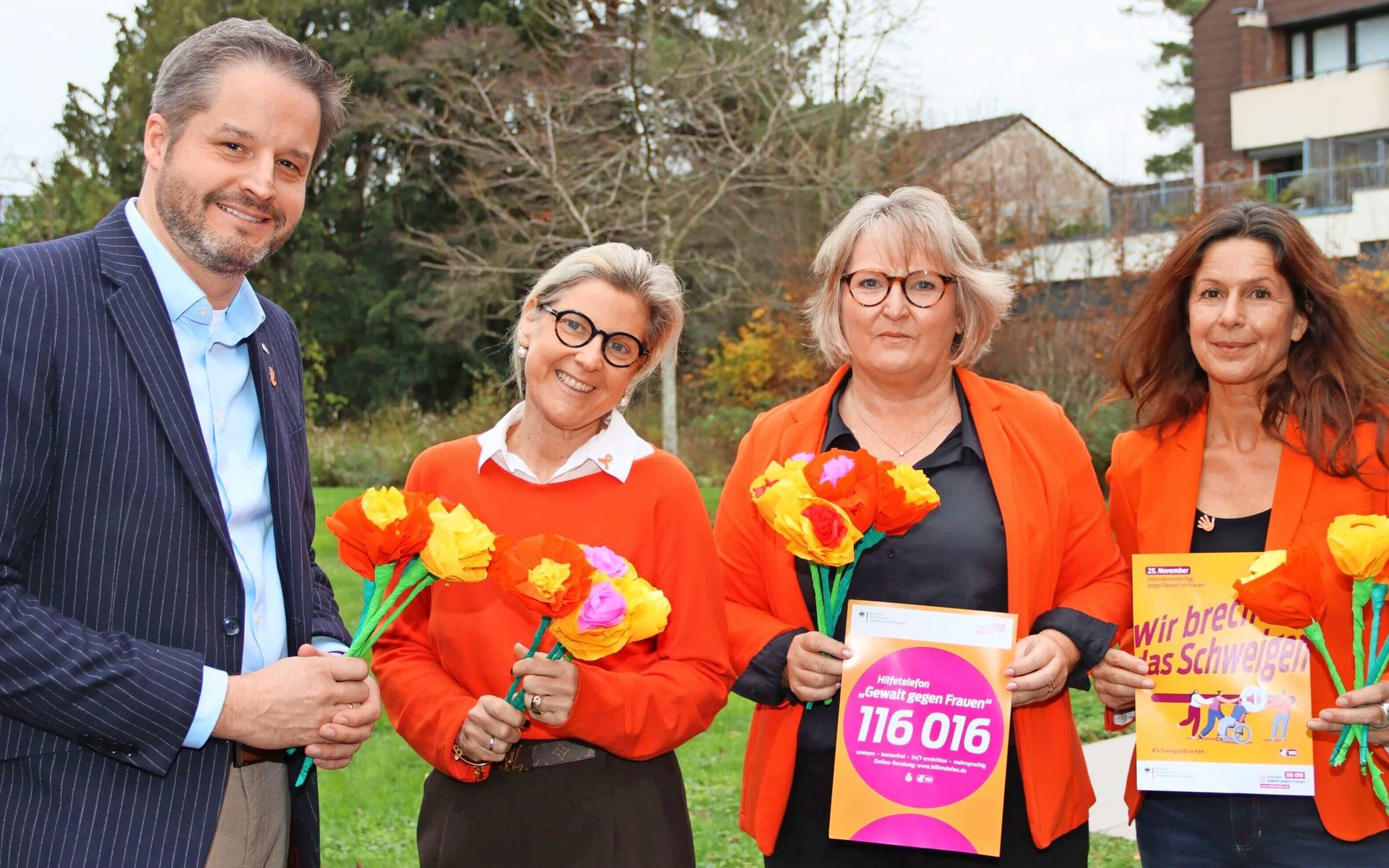 Bürgermeister Christian Bommers mit den Soroptimistinnen