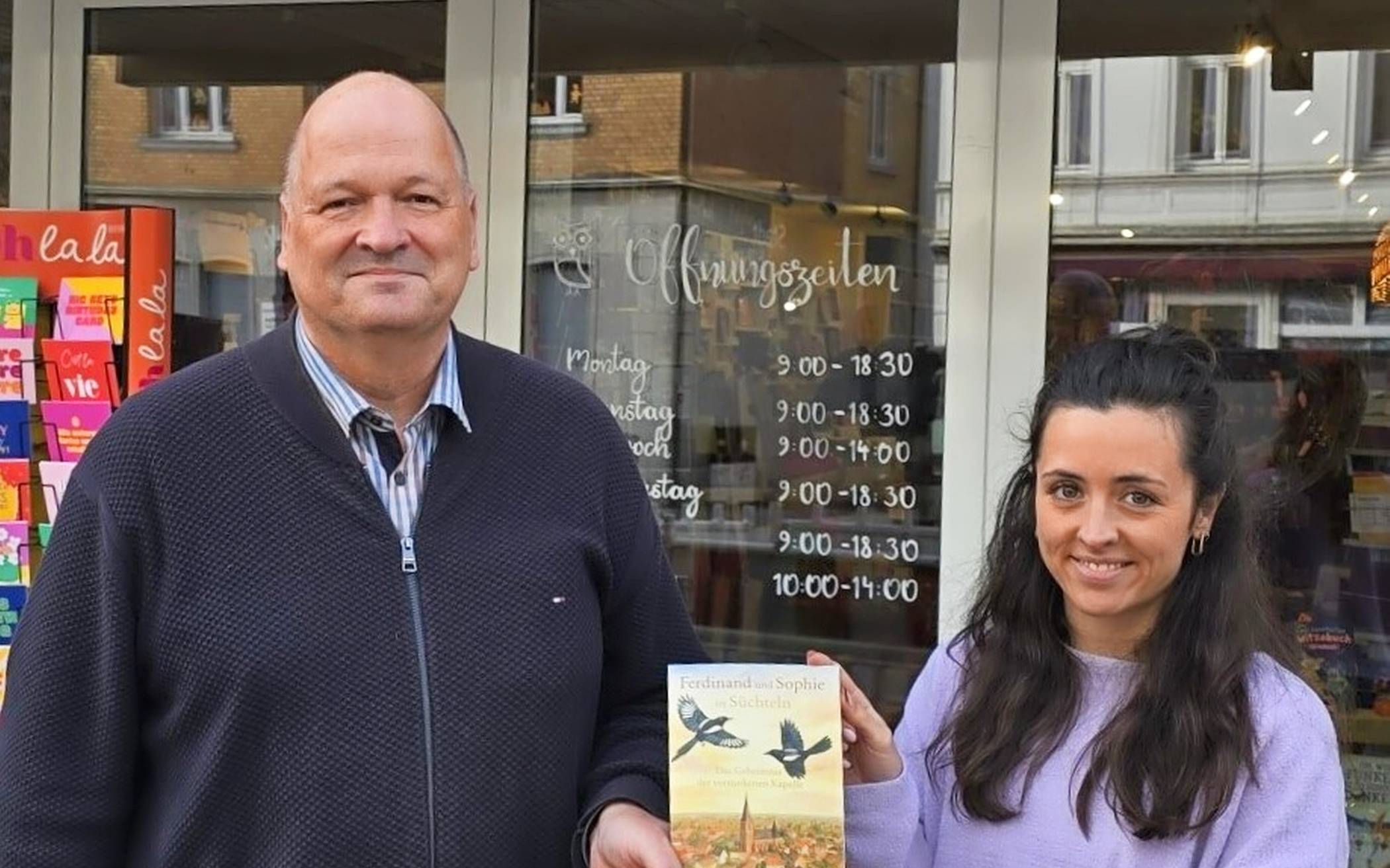  Autor Jürgen Schröder mit Joanna Wintgen, die das Kinderbuch bei „Frau Eule“ in Süchteln verkauft. 