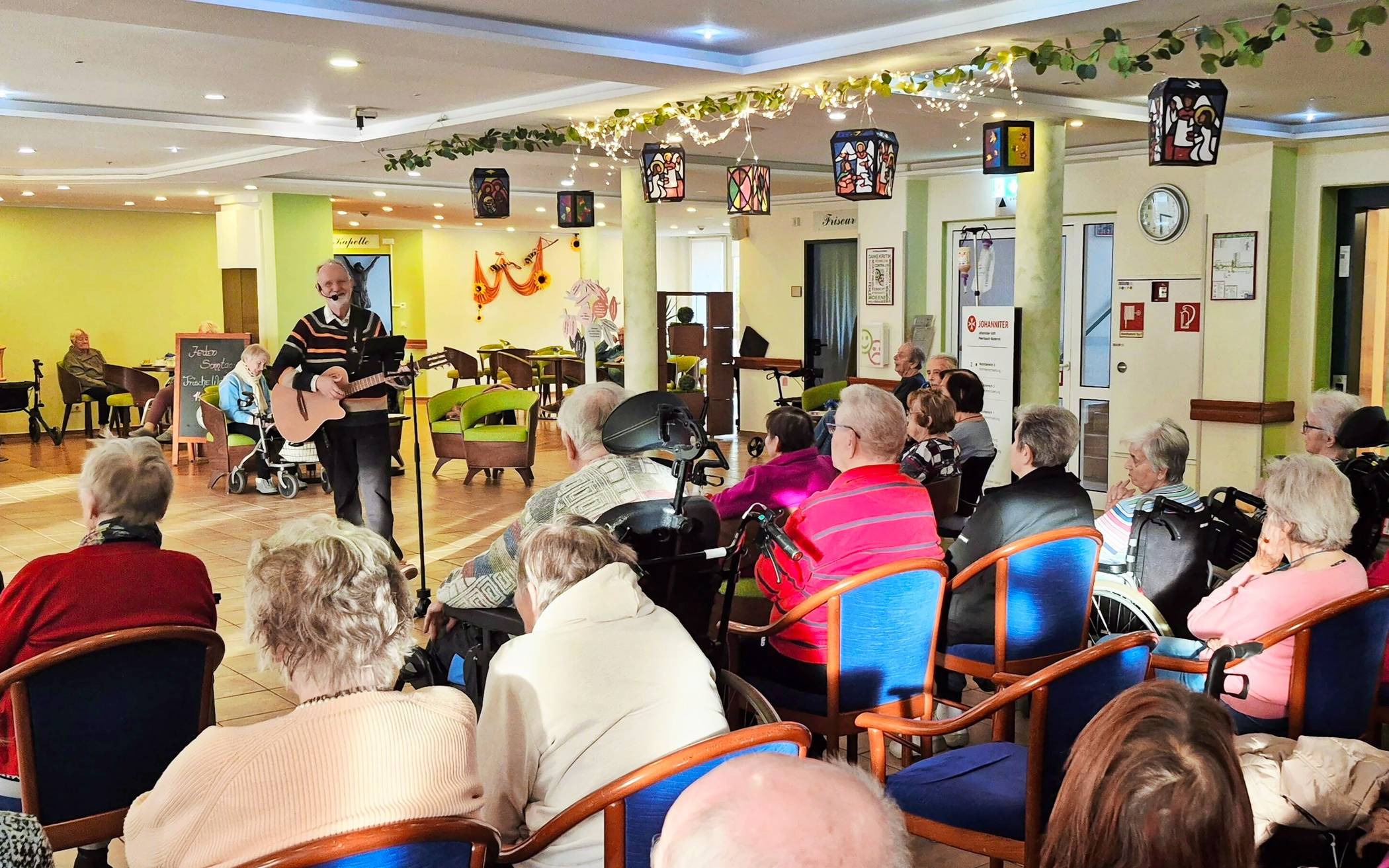 Beste Stimmung im Foyer des Johanniter-Stifts Meerbusch.   