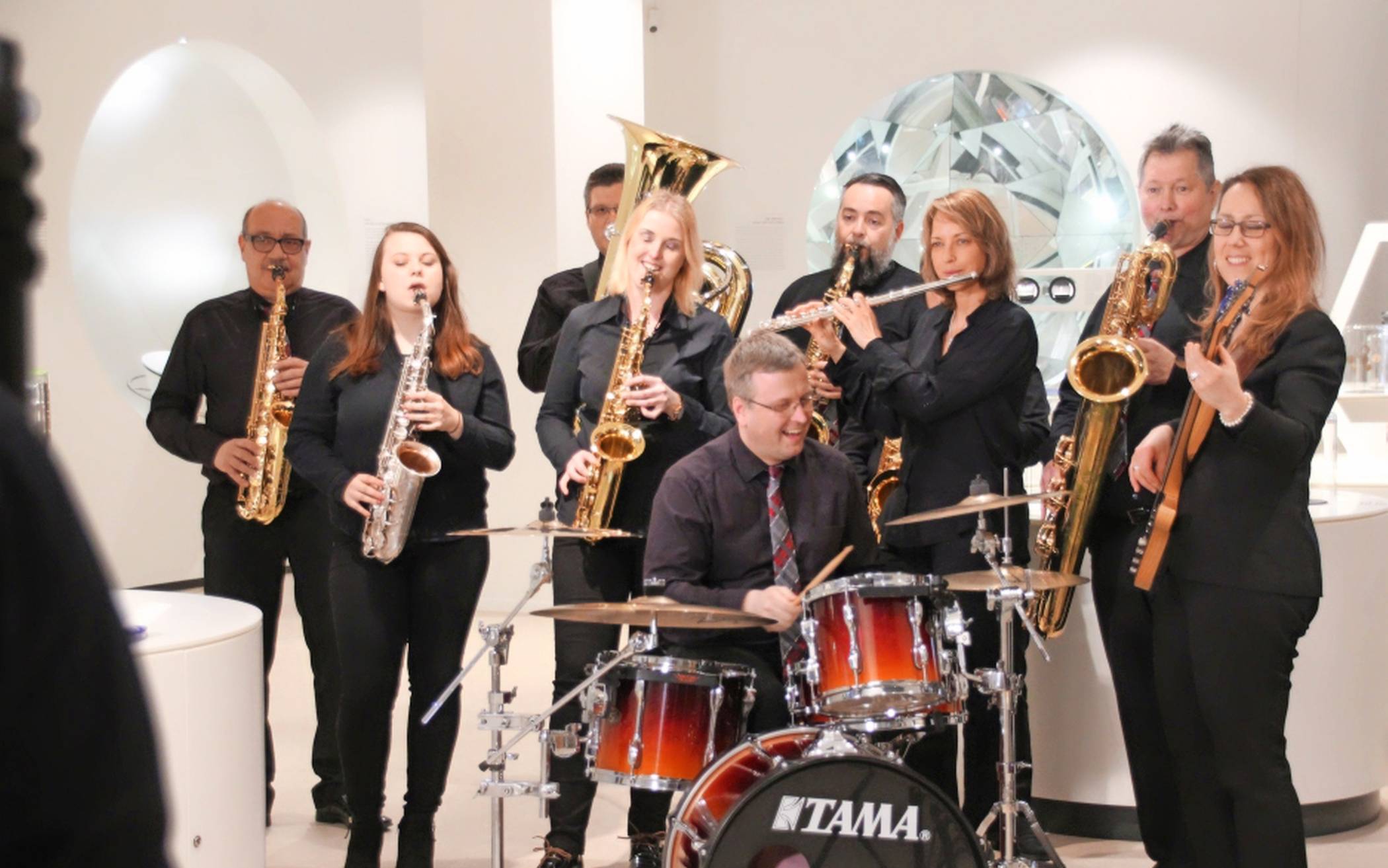  Die Bigband der Sparkasse Pforzheim Calw begeisert ihr Publikum mit einem vielfältigen Repertoire.  