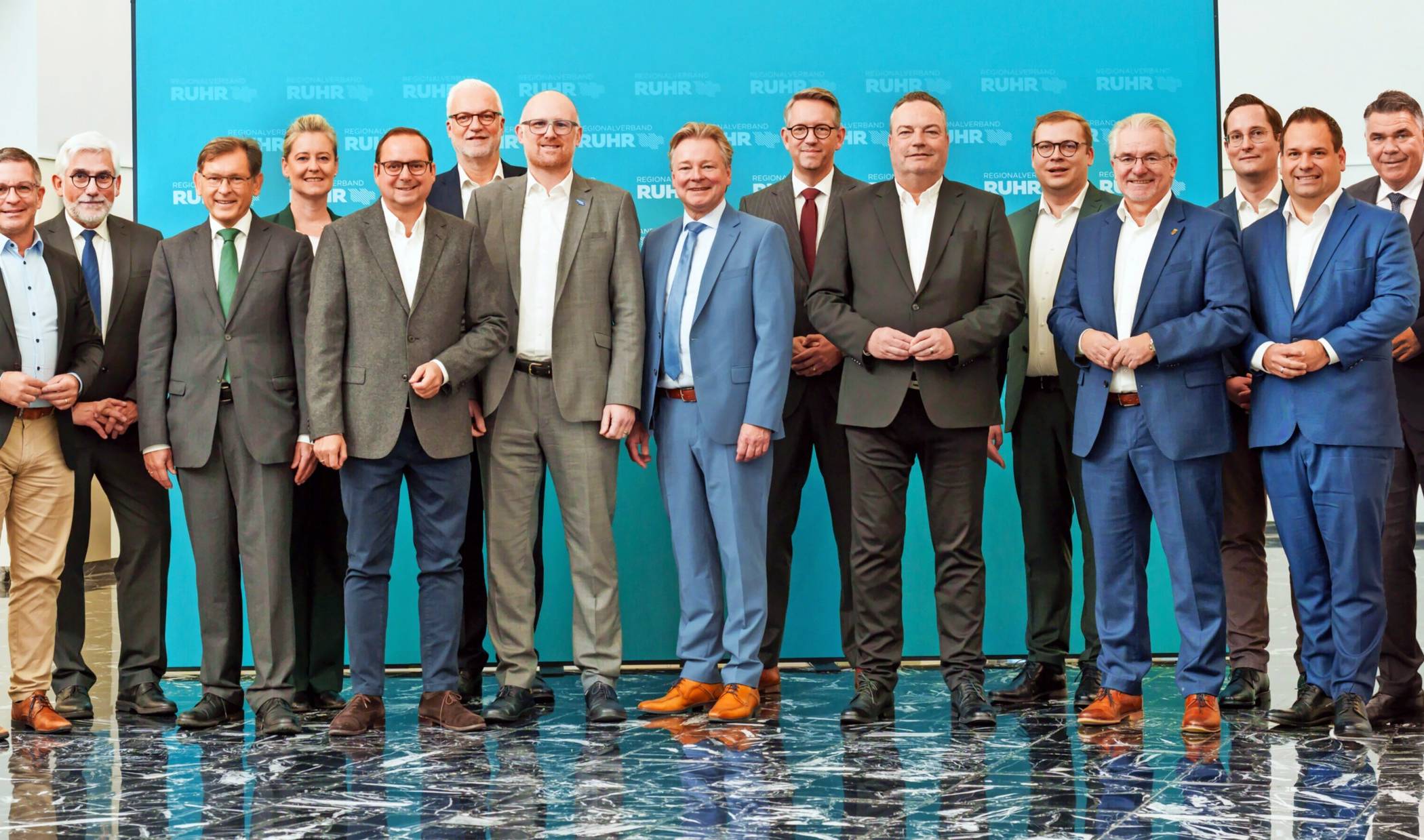 Duisburgs Oberbürgermeister Sören Link (7. v.