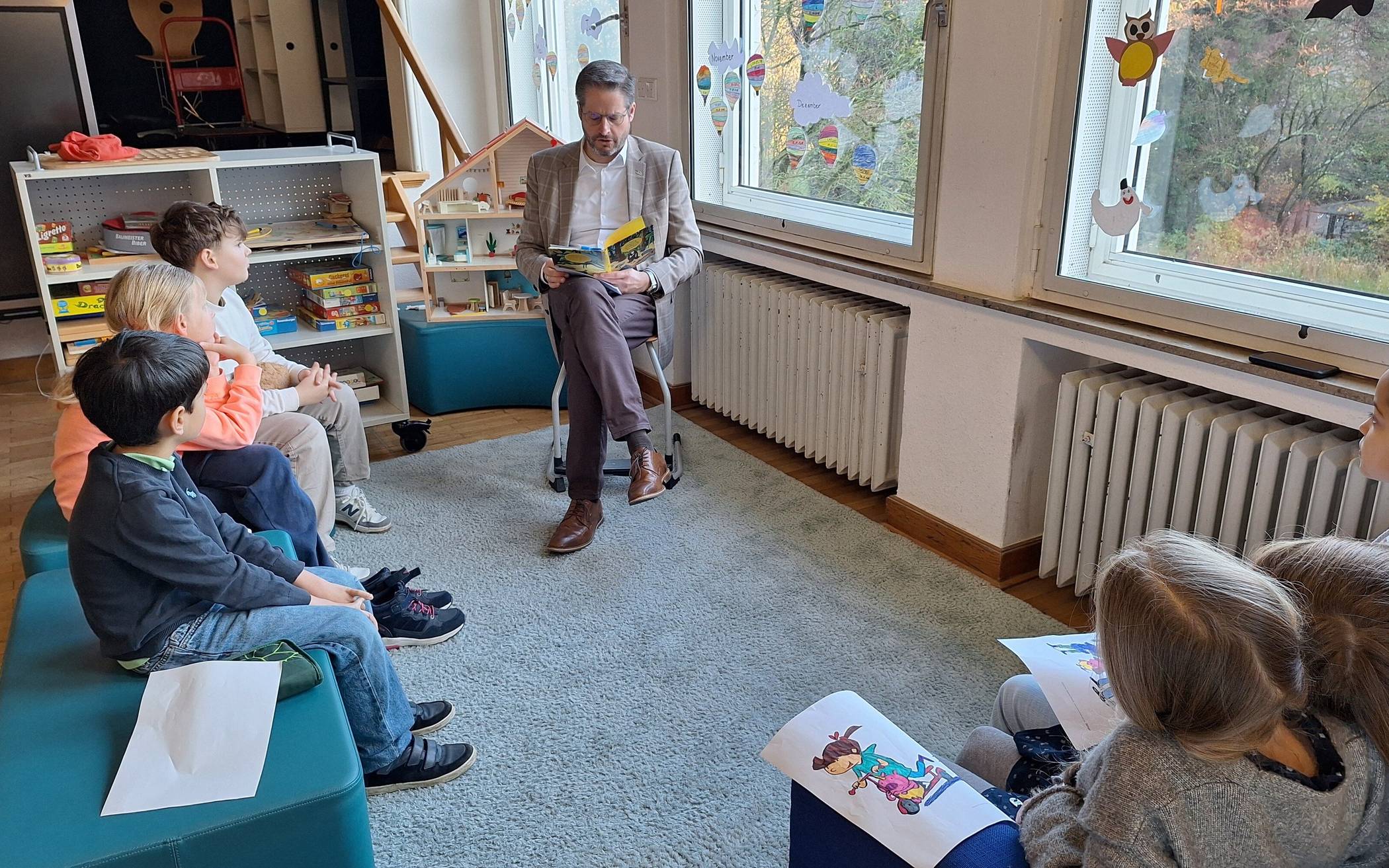 Bürgermeister Christian Bommers las den Kindern