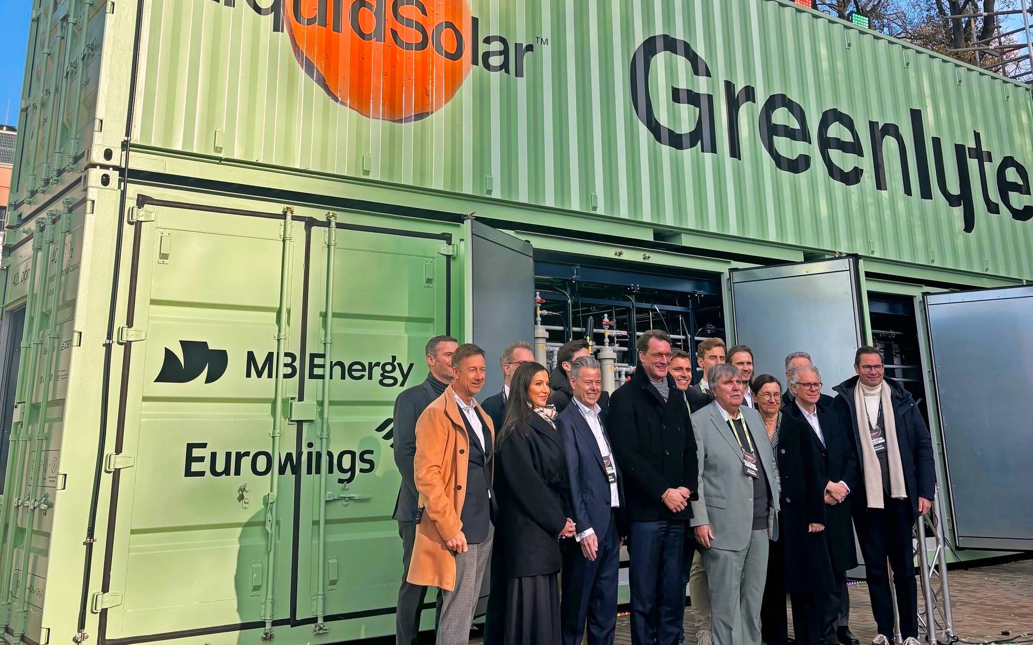  Gruppenfoto vor der neuen Anlage mit Ministerpräsident Hendrik Wüst (1. Reihe, 4. v. l.) und Rektorin Barbara Albert (1. Reihe 3. v. r.)   