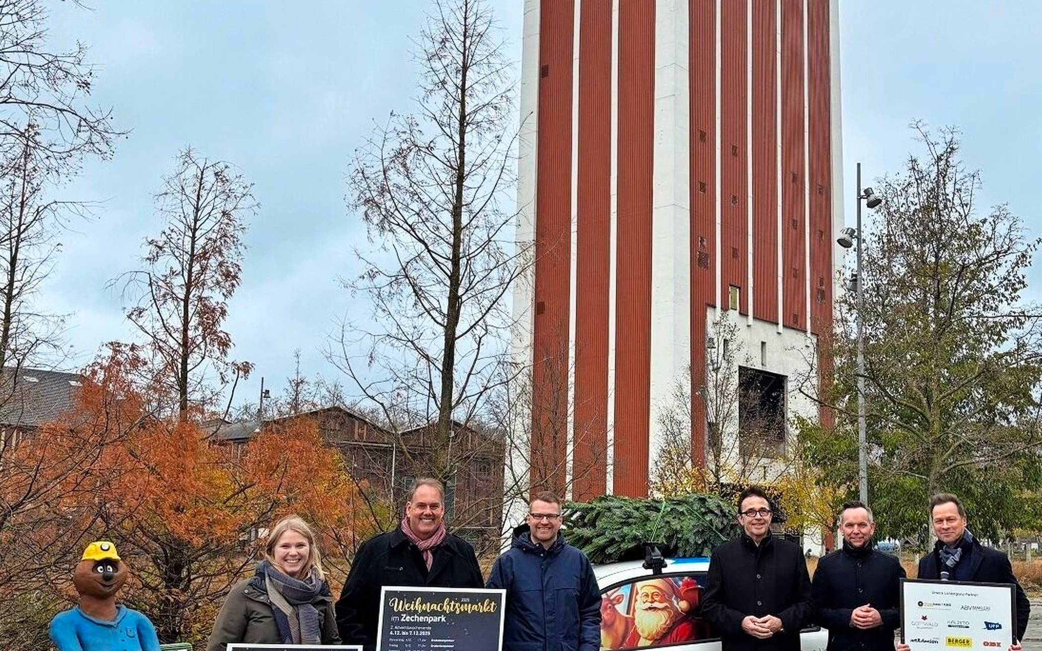  Kamp-Lintforts Bürgermeister Christoph Landscheidt (3. v. r.) und Vertreter der Hauptsponsoren Stadtwerke Kamp-Lintfort und Sparkasse Duisburg stellten das Programm für den fünften Weihnachtsmarkt im Zechenpark vor. 