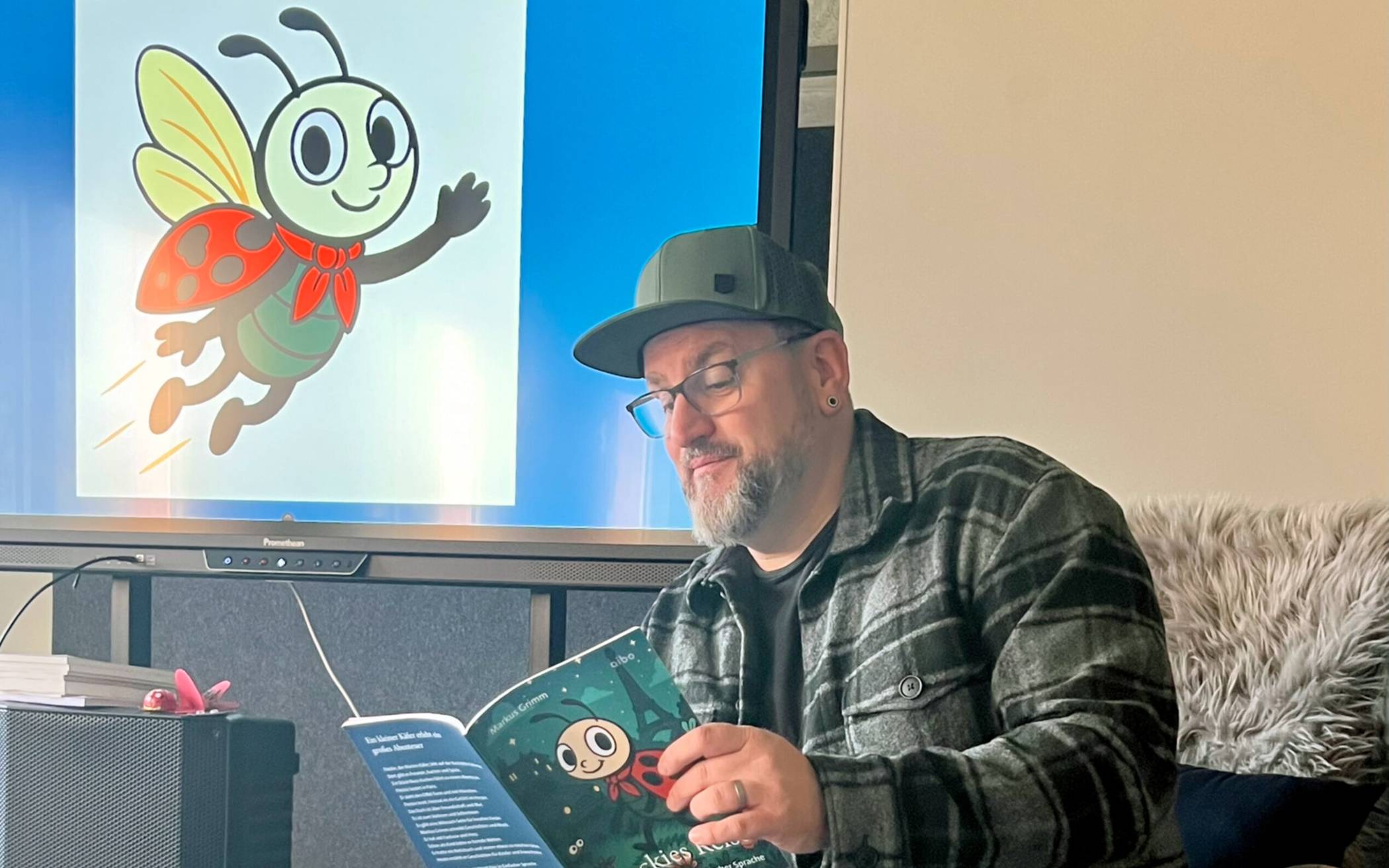 Autor Markus Grimm begeistert mehr als 100 Schülerinnen und Schüler mit „Fleckies Reise“.